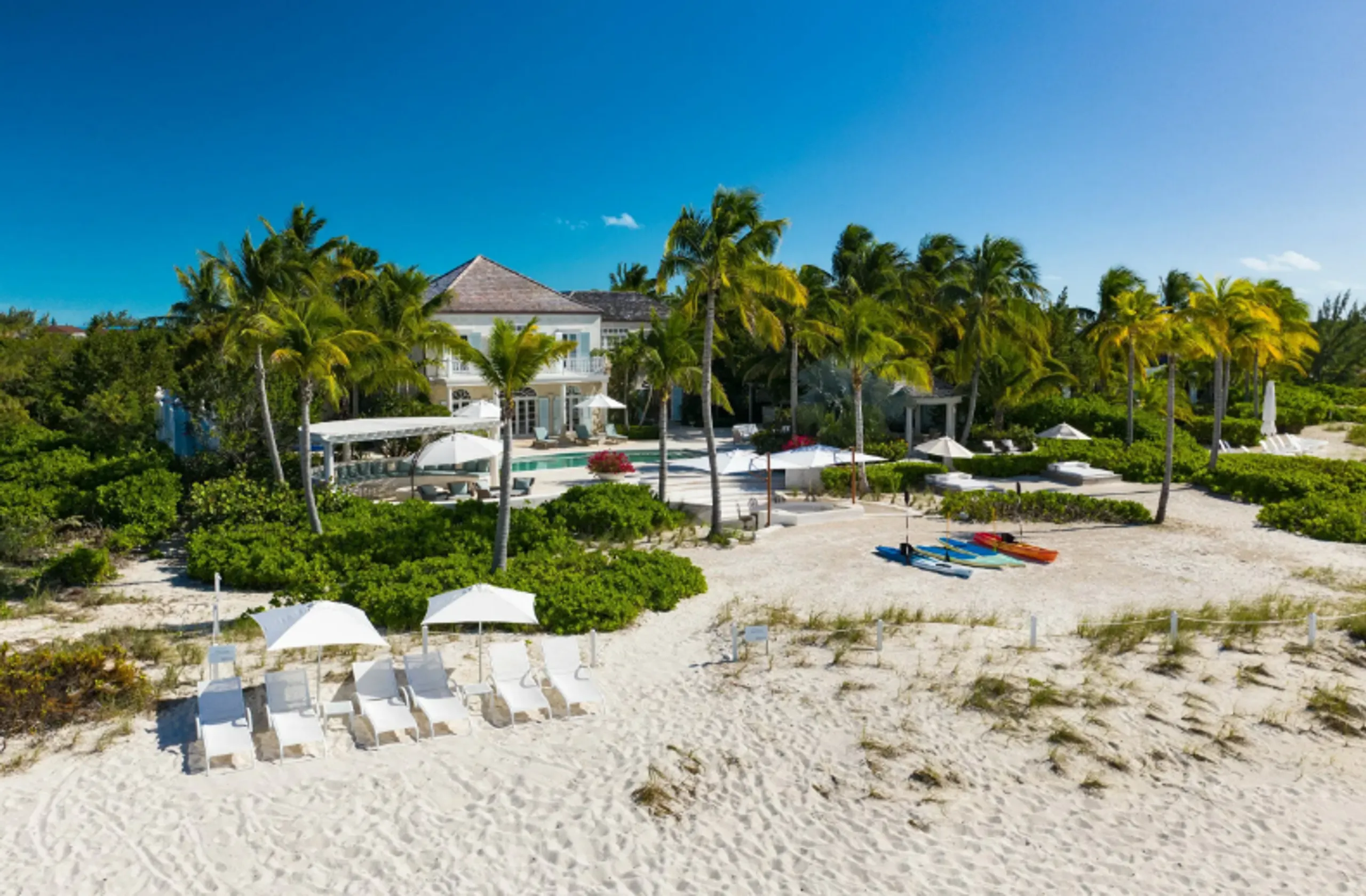 A Luxurious Caribbean Estate with Private Pool and Ocean Views — photograph 8