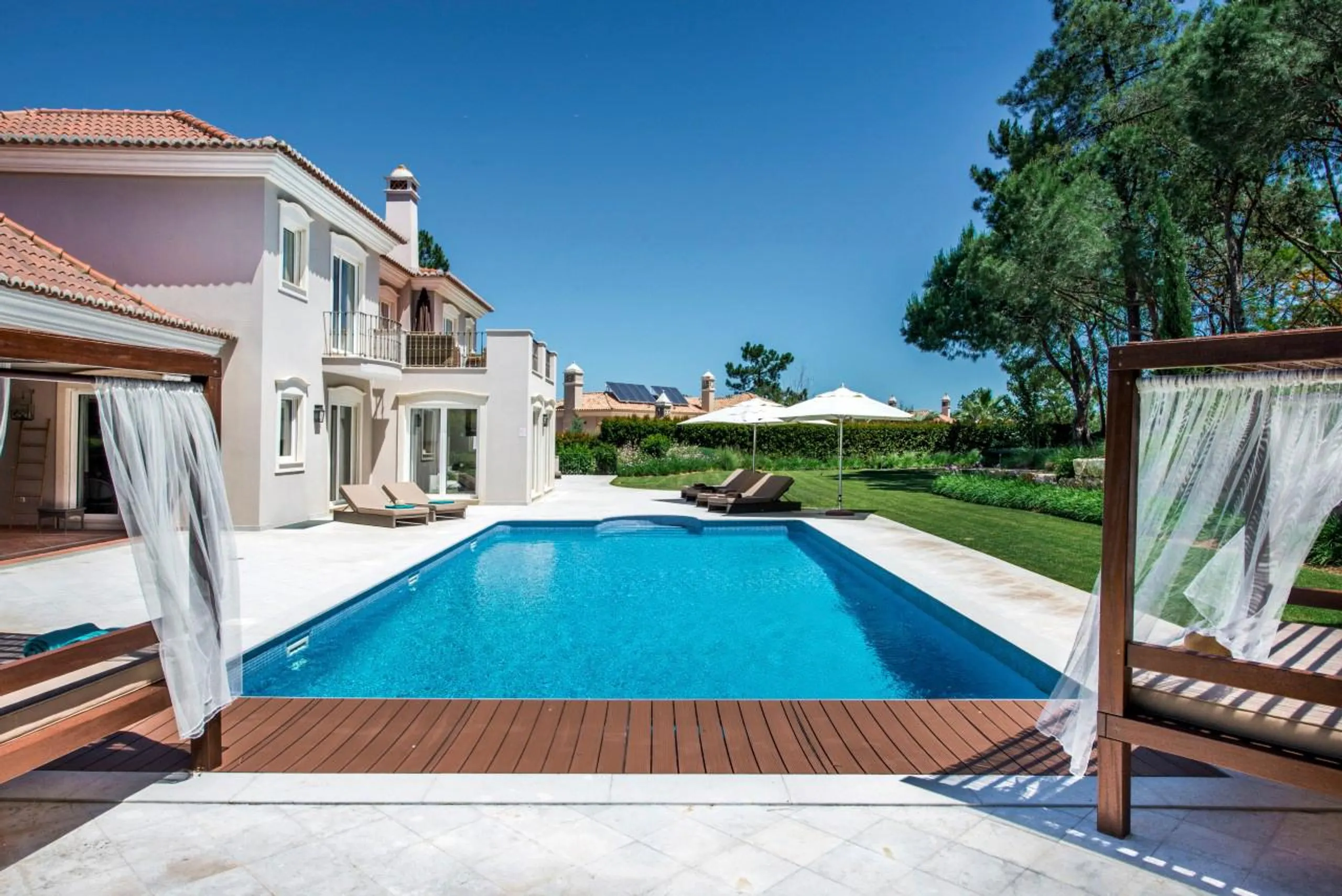 Opulent 5 Bedroom Villa with Private Pool and Landscaped Gardens — photograph 4