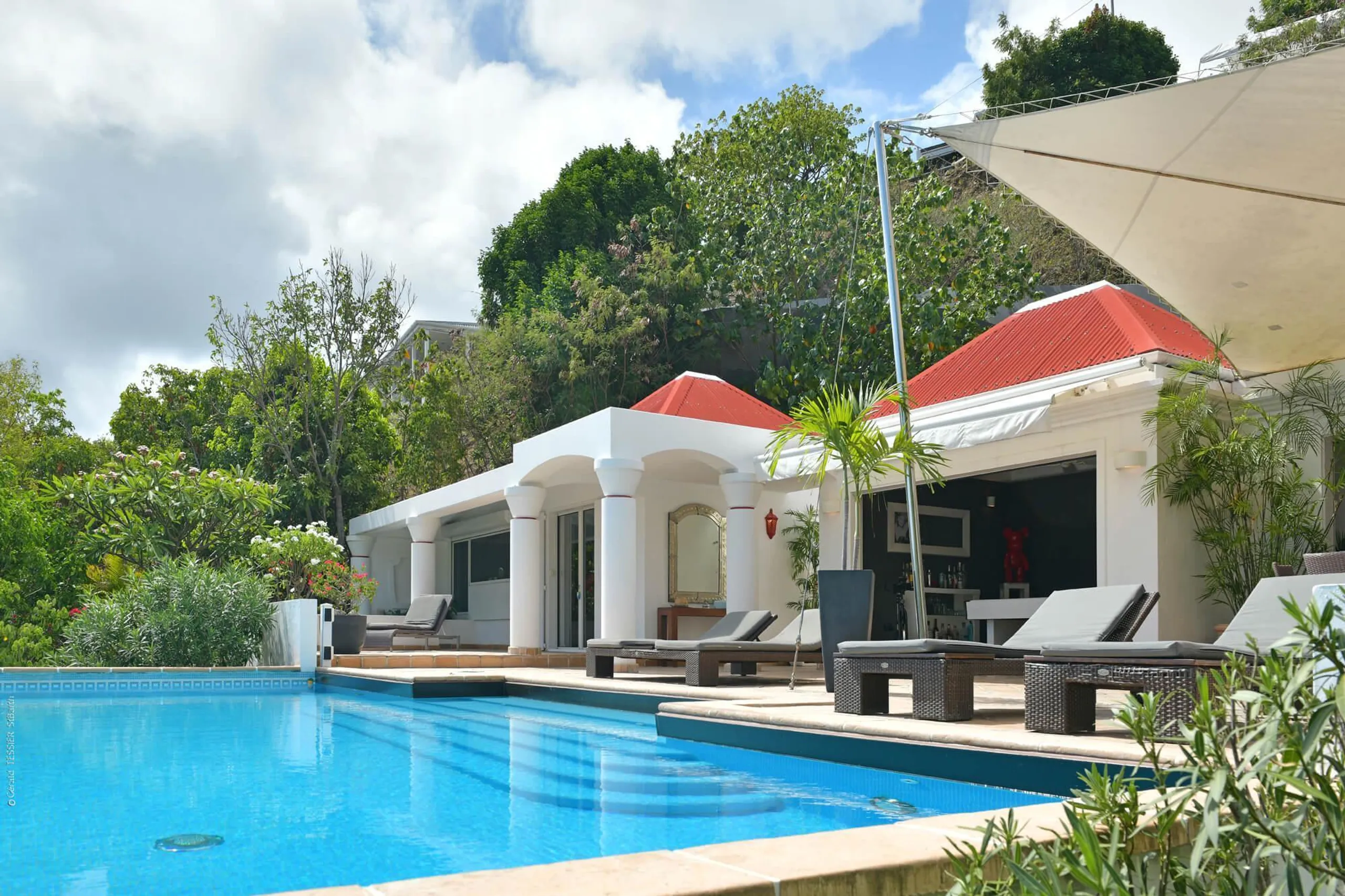 Contemporary Colonial Style Villa with Infinity Pool and Ocean Views — photograph 4
