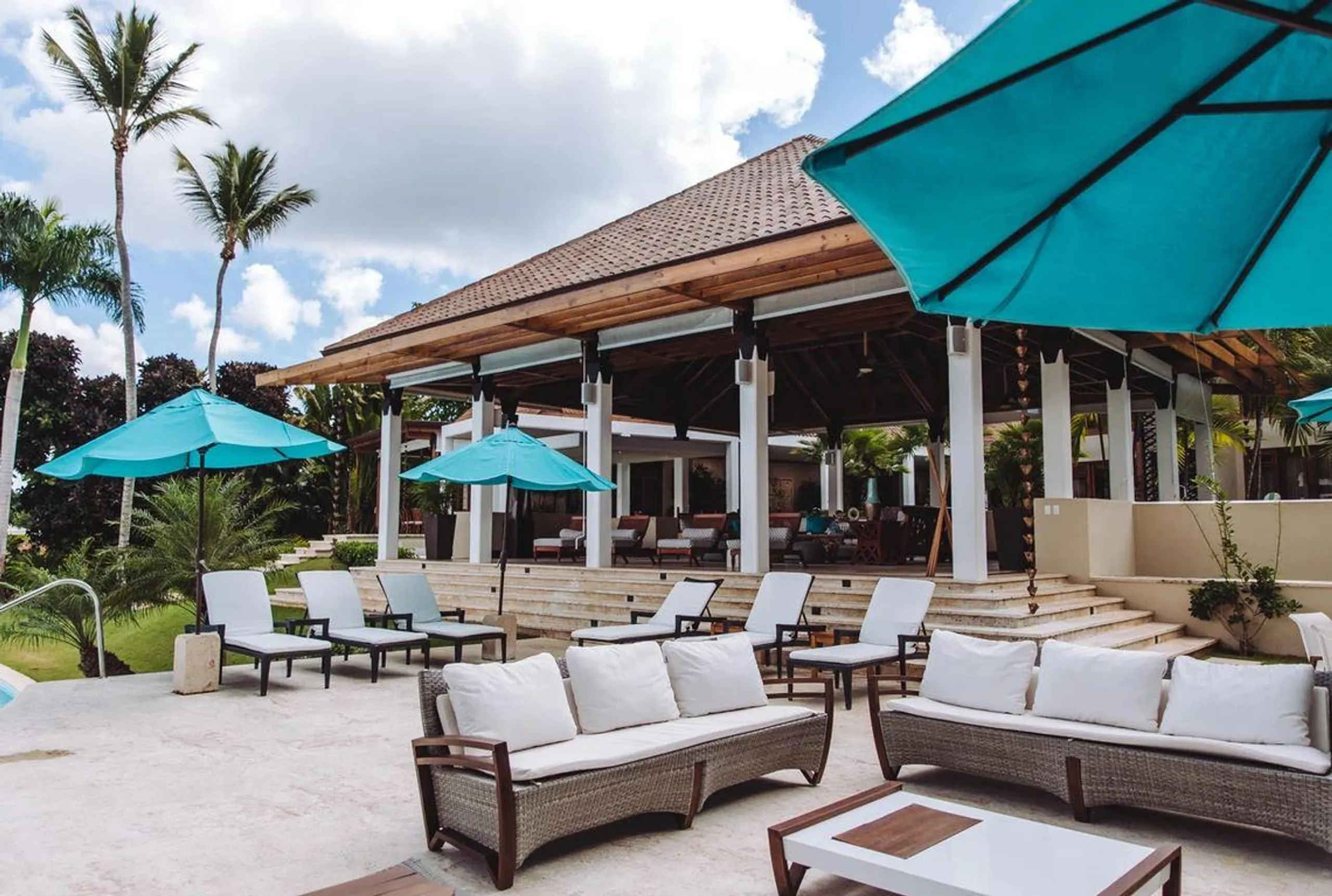 Serene Eight-Bedroom Villa with Infinity Pool and Minitas Bay Views — photograph 9