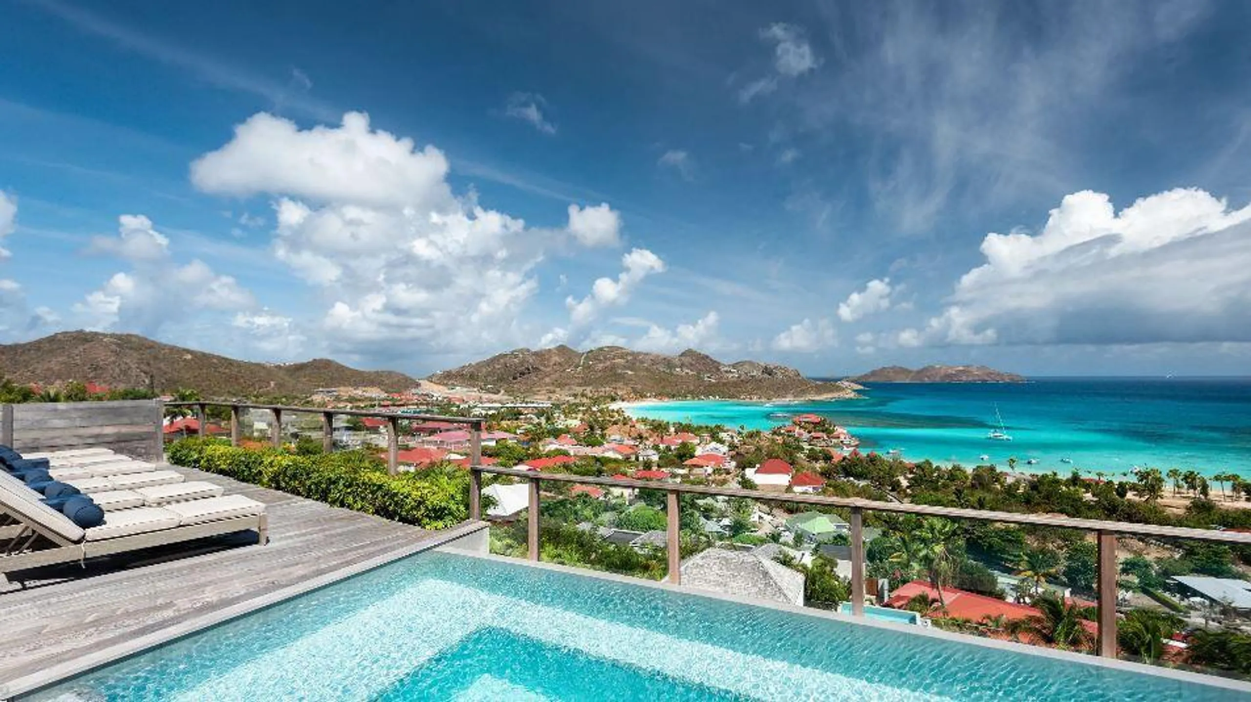Chic Luxe Villa in St. Barth's: Breathtaking Views of St. Jean Bay — photograph 3