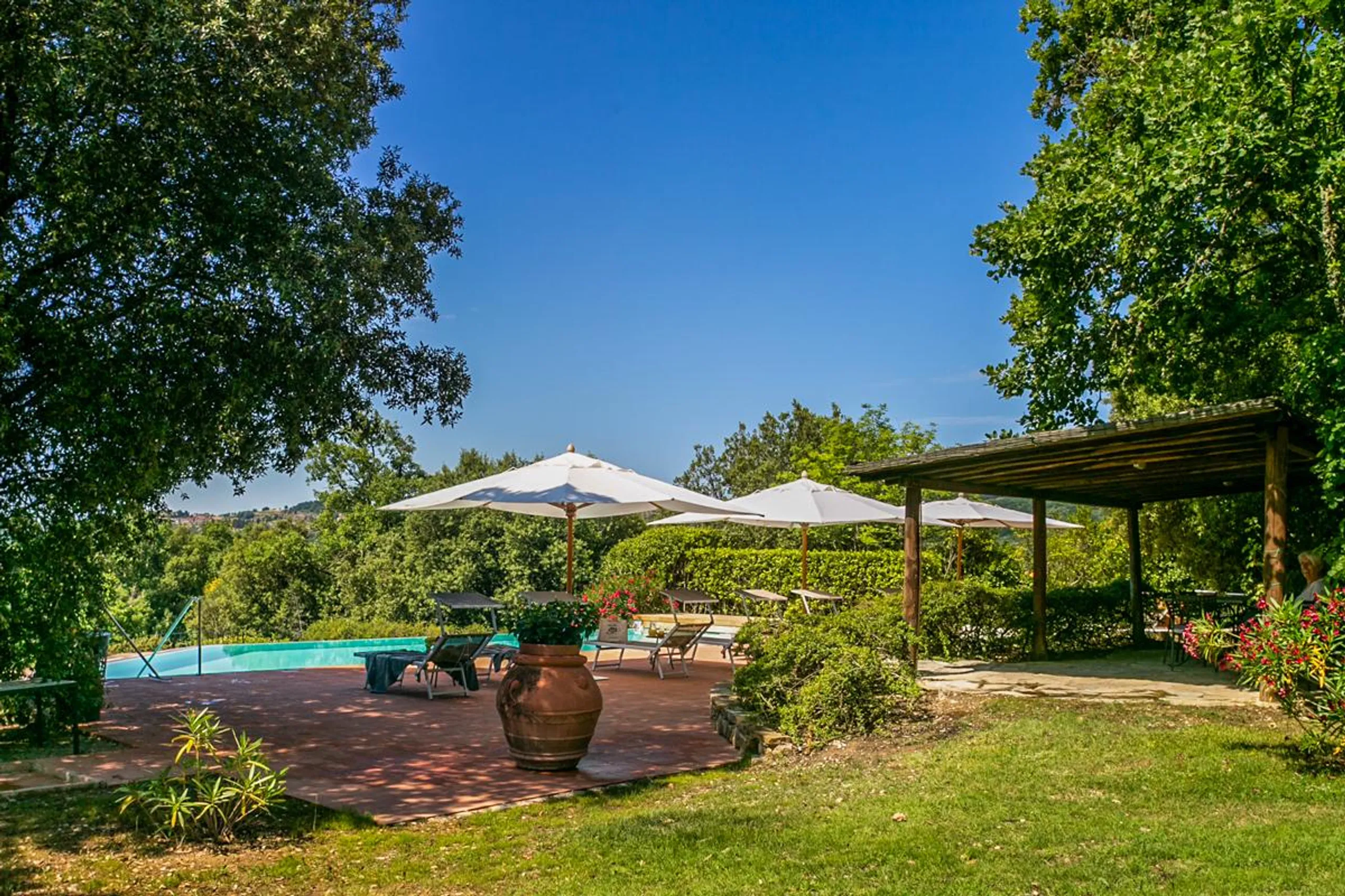Glorious Tuscan Villa with Private Pool, Jacuzzi and Dining Terraces — photograph 4