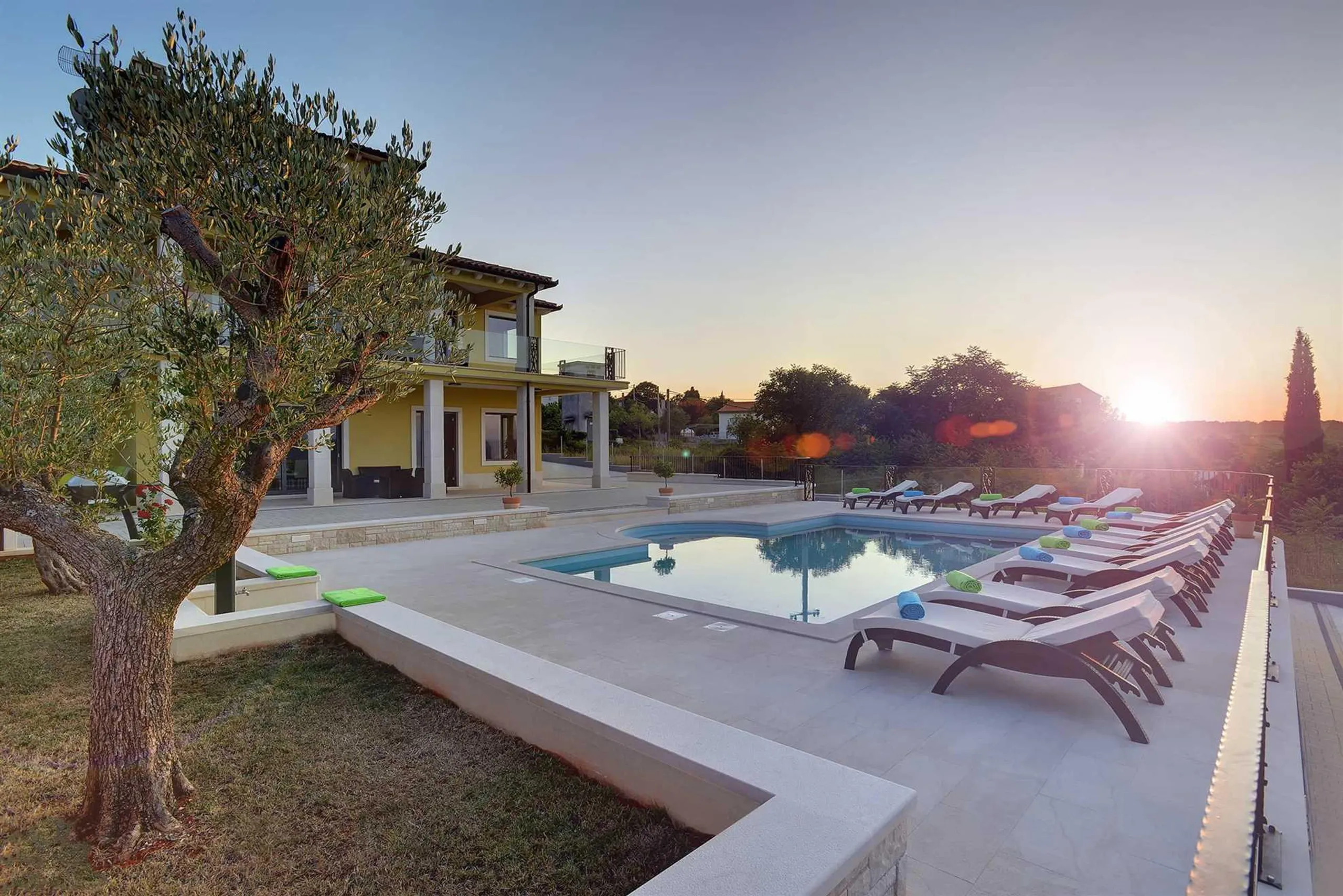 Gleaming 7Bedroom Villa with Private Pool, Sea and Island Views — photograph 3