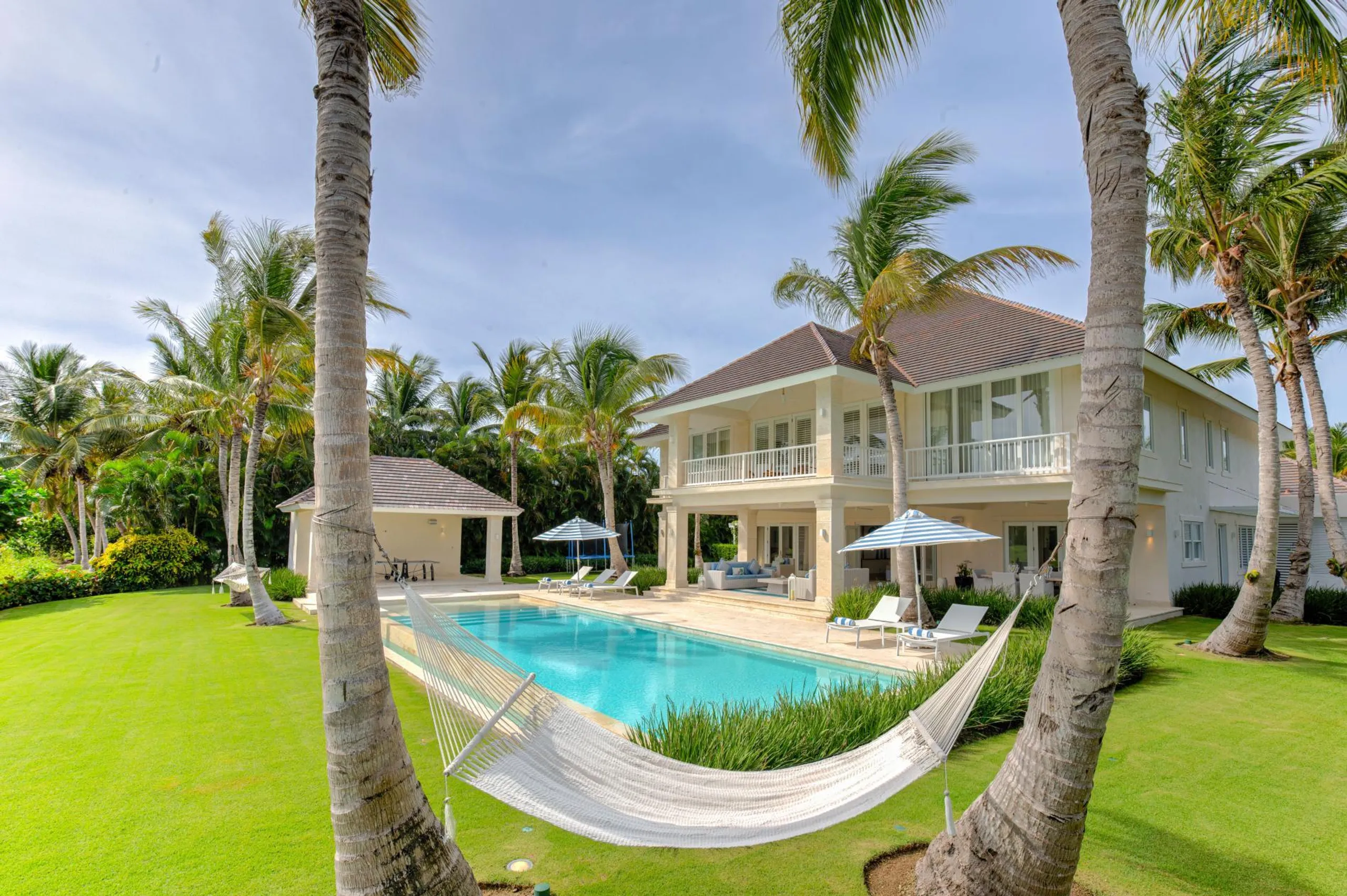 Resplendent Five Bedroom Villa with Privaate Pool and Scenic Views — photograph 3