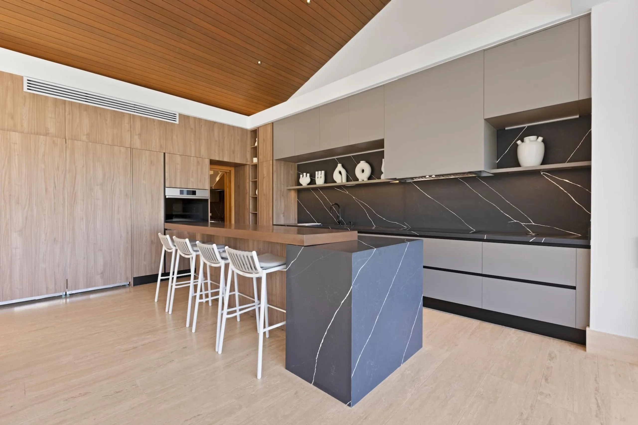 Splendorous Brand-new Modern Villa with Infinity Pool and Heated Jacuzzi — photograph 12