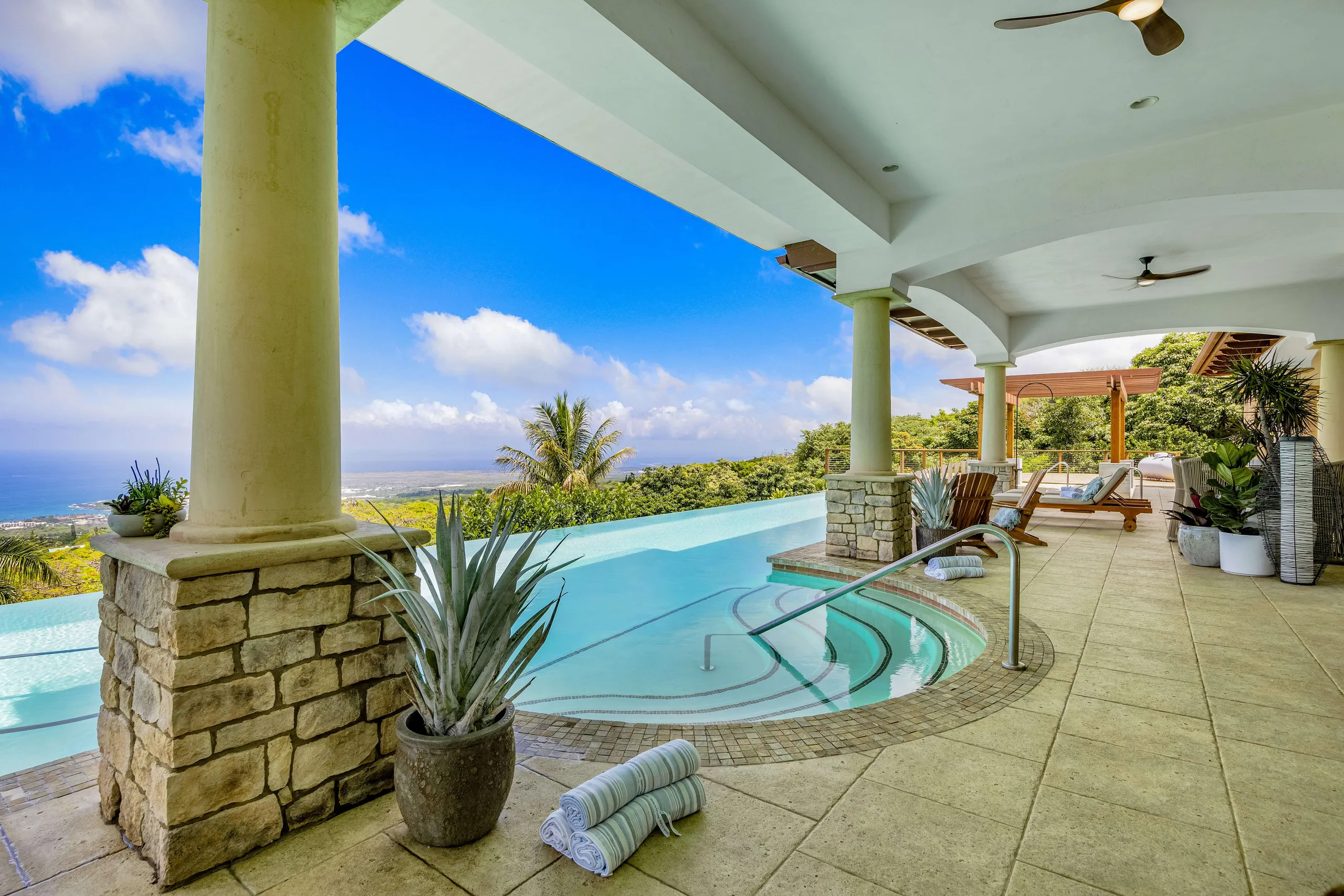 Hawaii Hideaway Estate with Infinity Pool and Panoramic Ocean Views — photograph 3