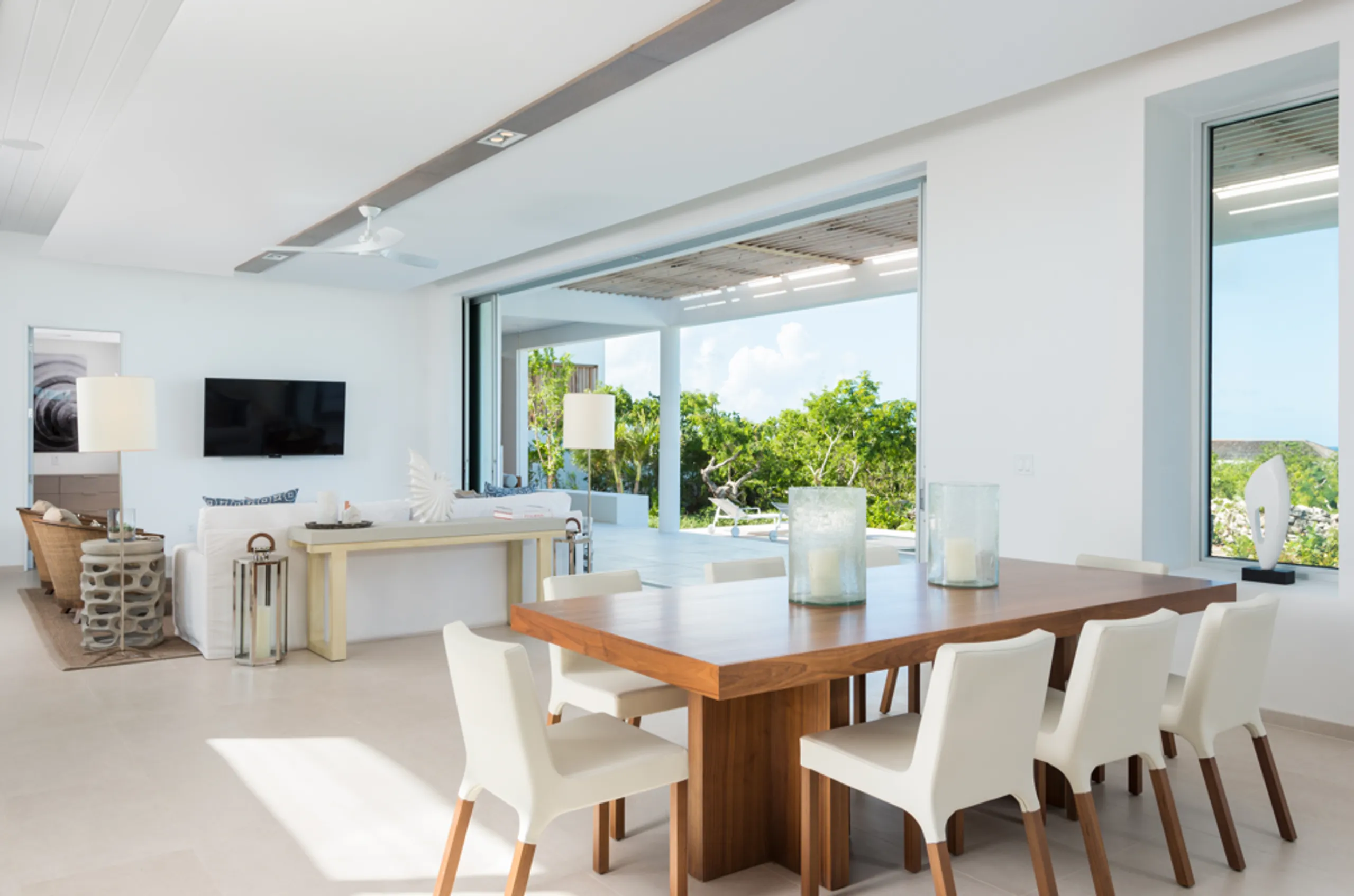 Luxurious Modern Getaway with Infinity Pool and Views in St. Martin — photograph 12