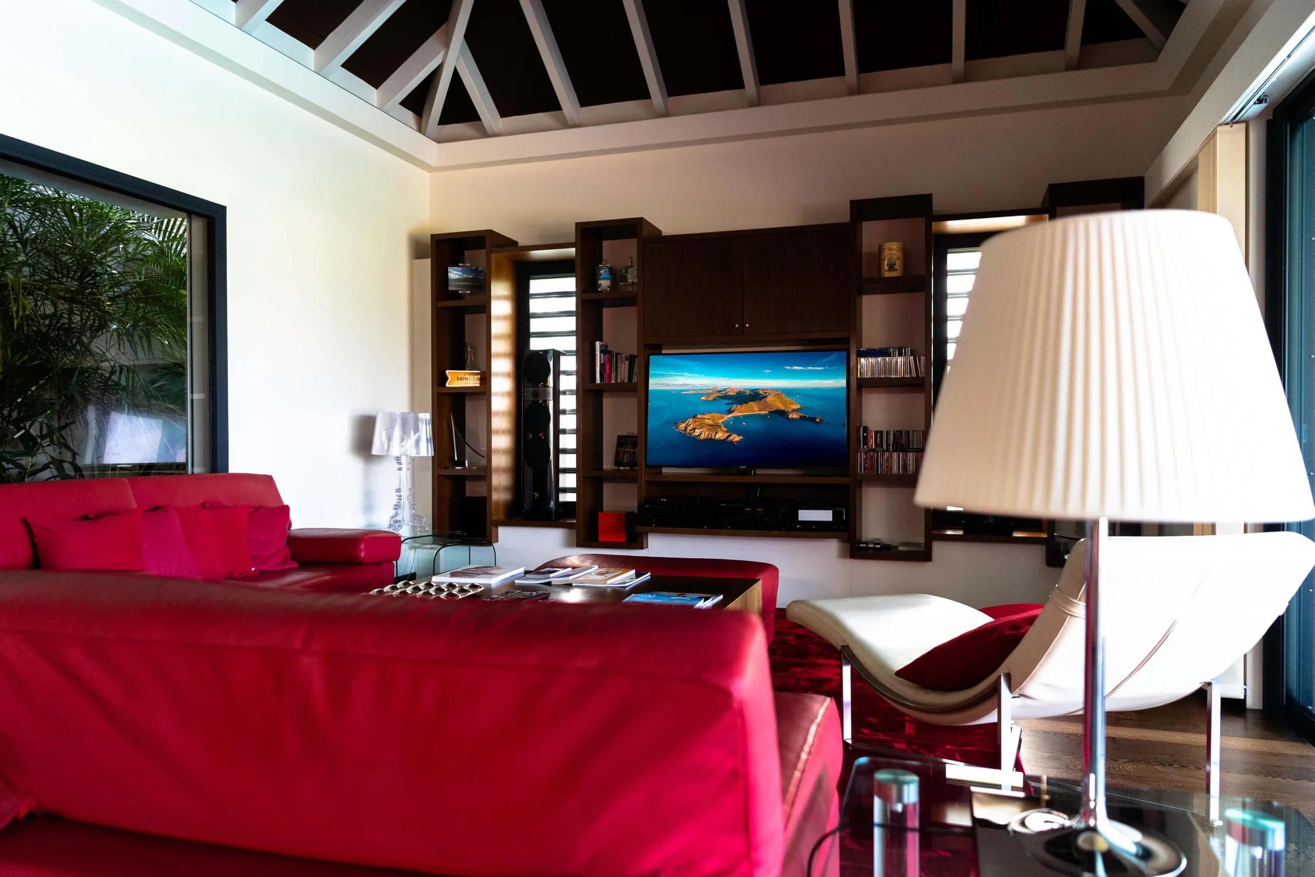 Colonial-Styled Villa with Private infinity Pool and Bay Views — photograph 10