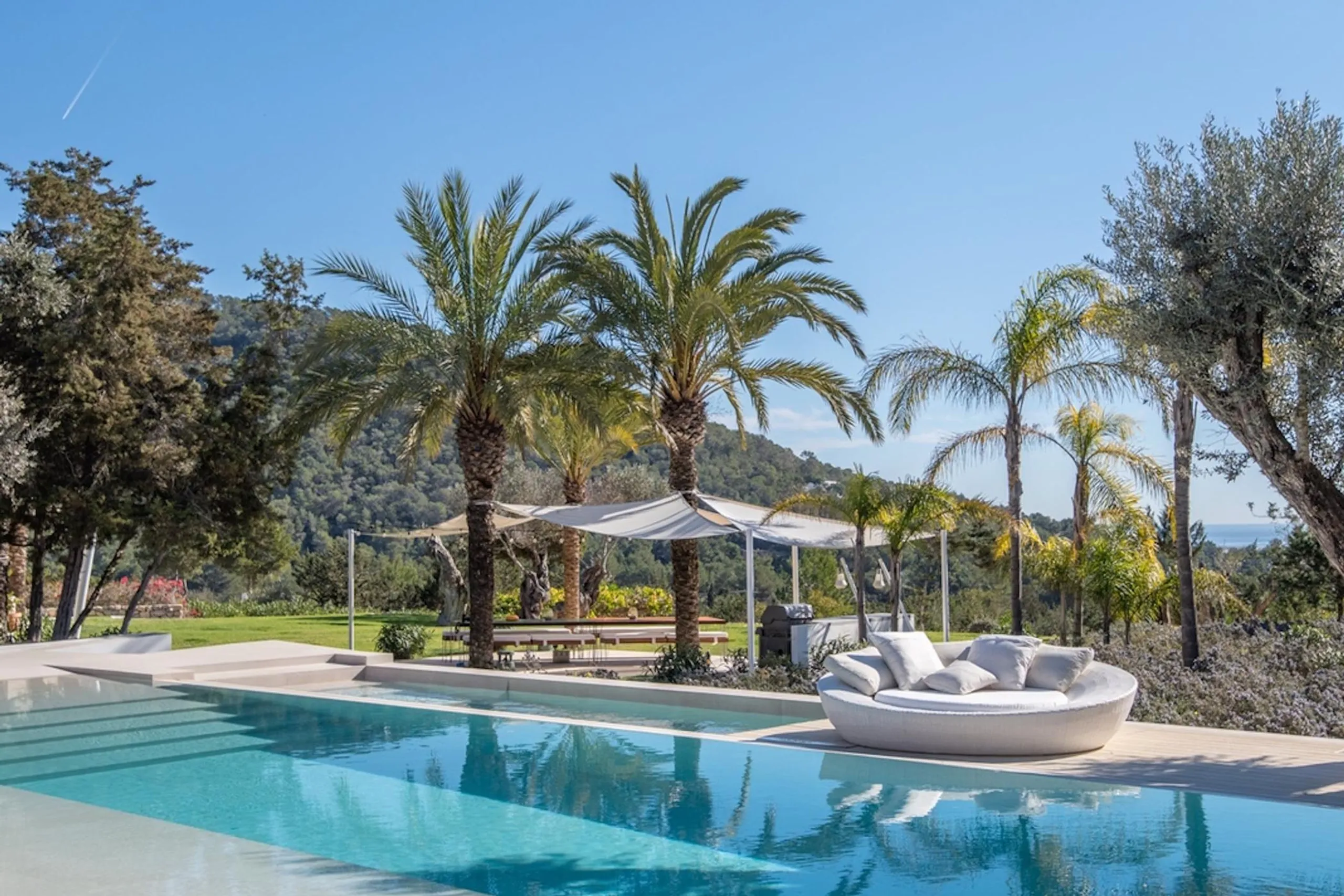 Captivating Spanish Estate in Ibiza with Private Pool and Fitness Room — photograph 9
