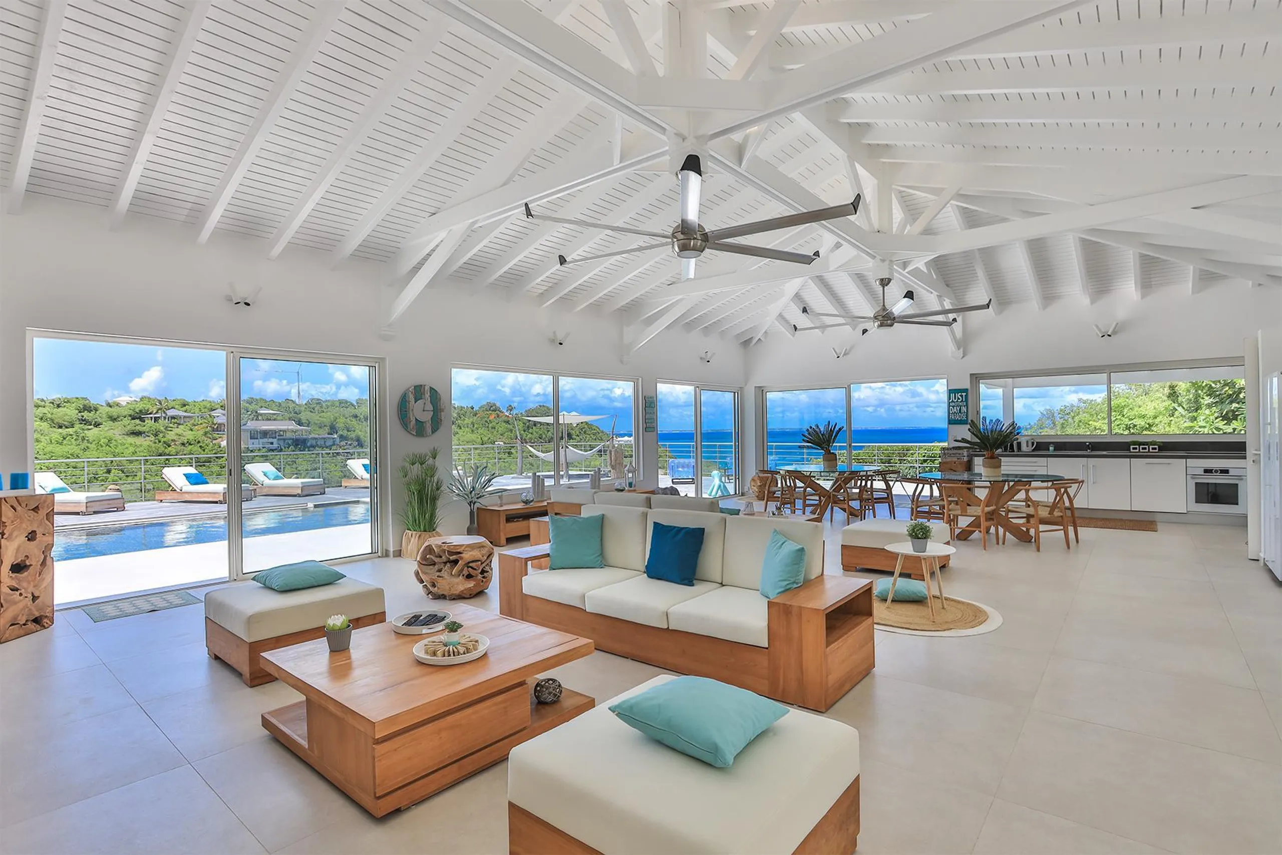 Breathtaking Luxe Estate with Private Pool and Views — photograph 8