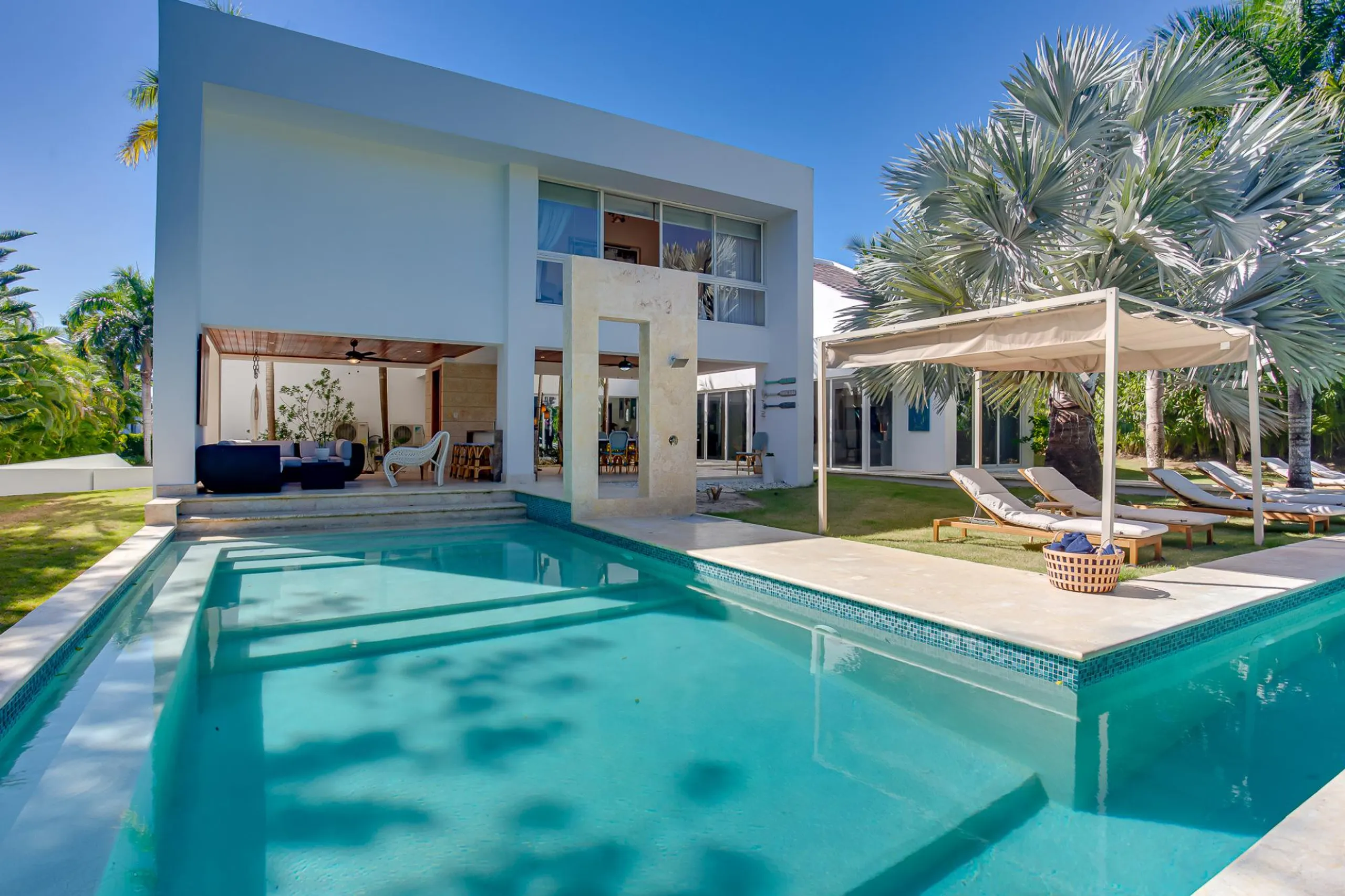 Splendid La Jolla Beachfront Villa: 4,000 Sq Ft with Ocean Views, Pool & Spa, Punta Cana