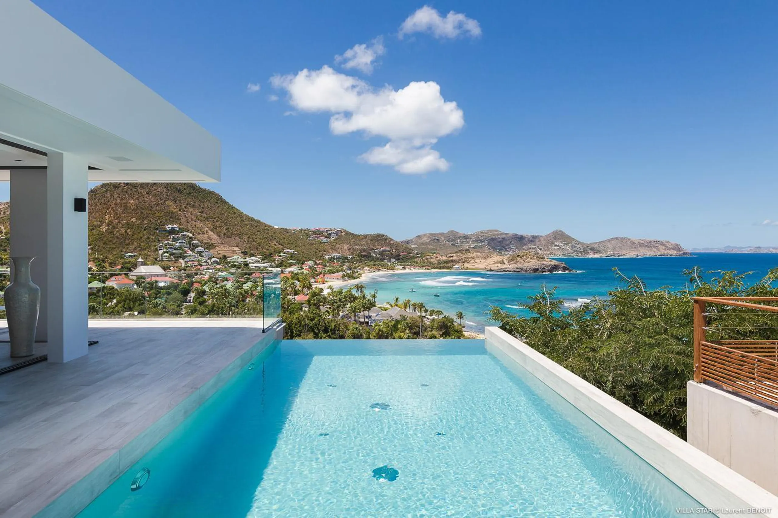 Plush Luxury Villa with Private Pool and Backyard Lounge, Camaruche