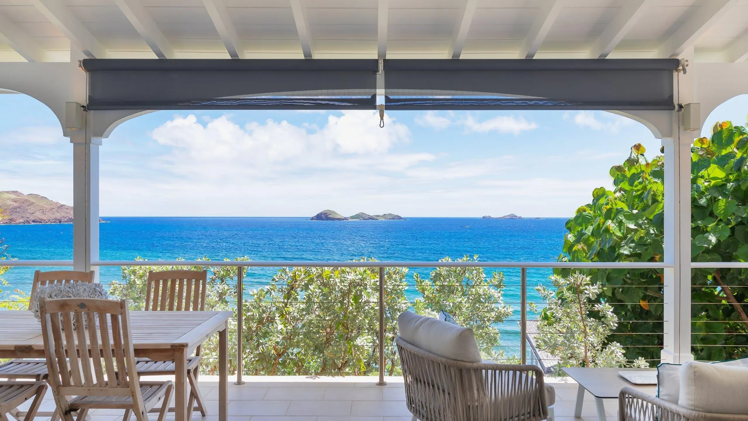 Luxurious Hillside Villa with Pool and Panoramic View — photograph 2