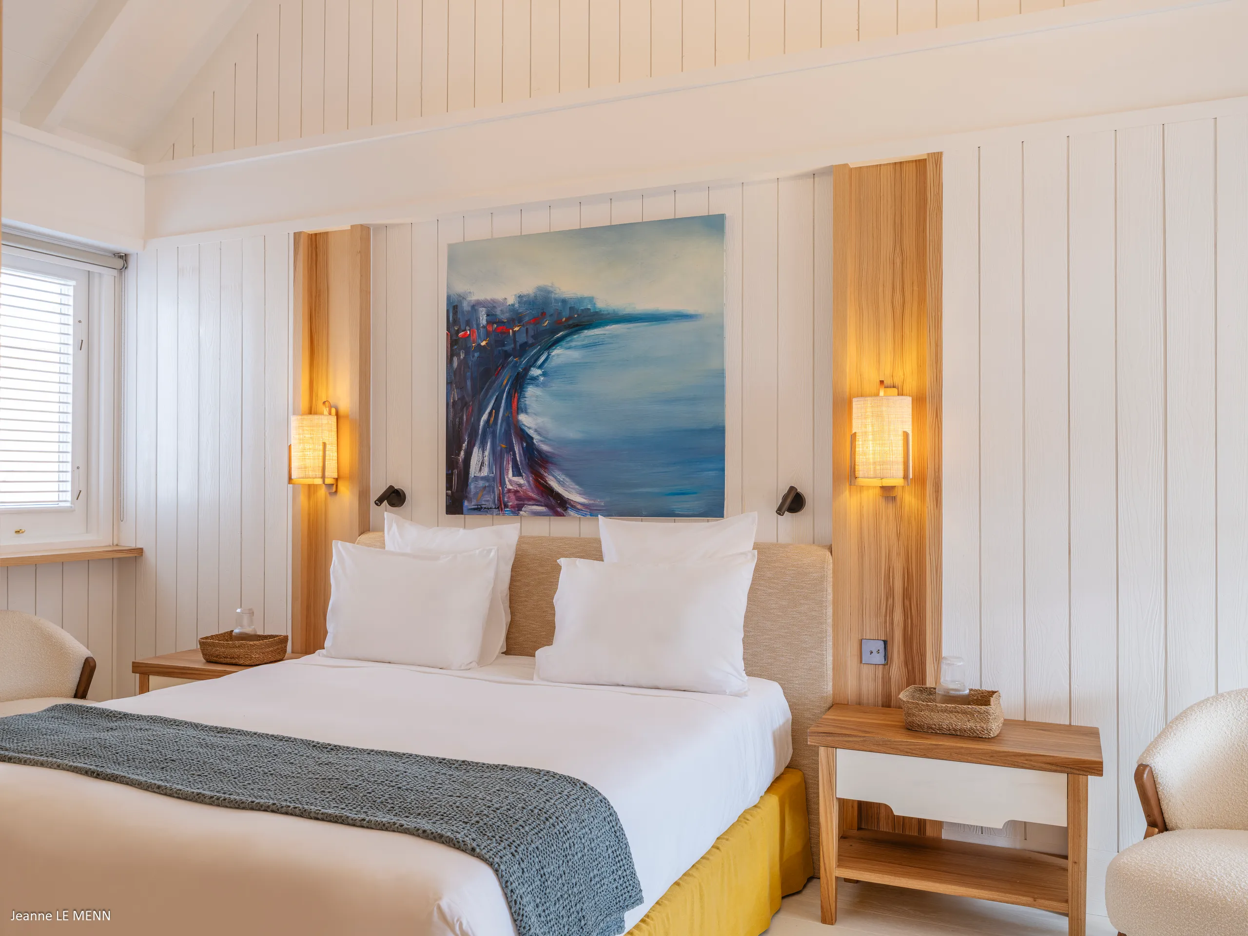 Modern Harbor-View Villa with Terrace, Pool & Airy Living Spaces — photograph 9