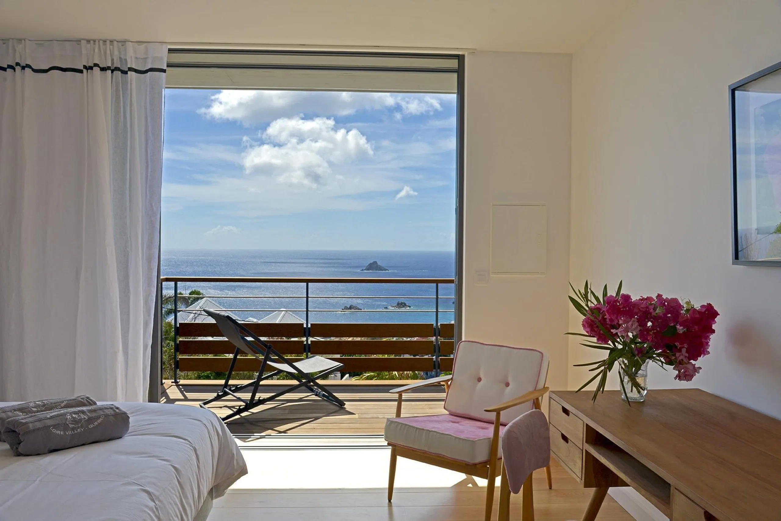 Pristine Paradise Villa with Infinity Pool and Oceanfront Views — photograph 12