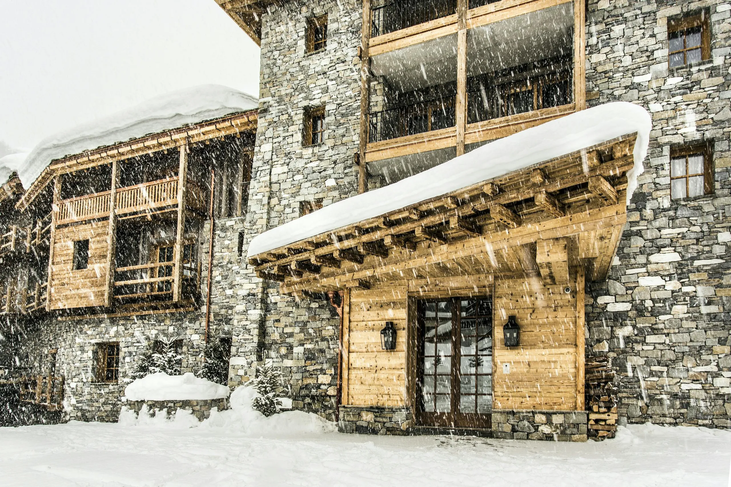 Vibrant Val D Isere Chalet with Private Pool and Fireplace, Val D Isere