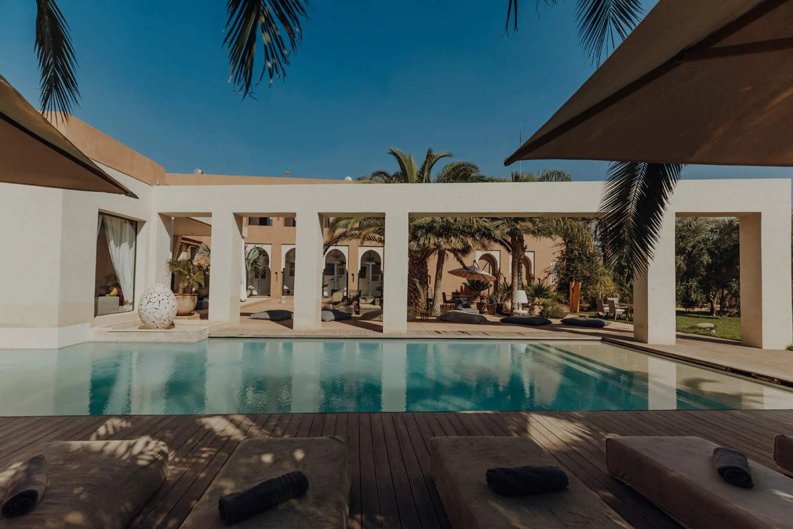 A Serene Marrakech Haven with Private Pool and  Lush Greenery — photograph 3