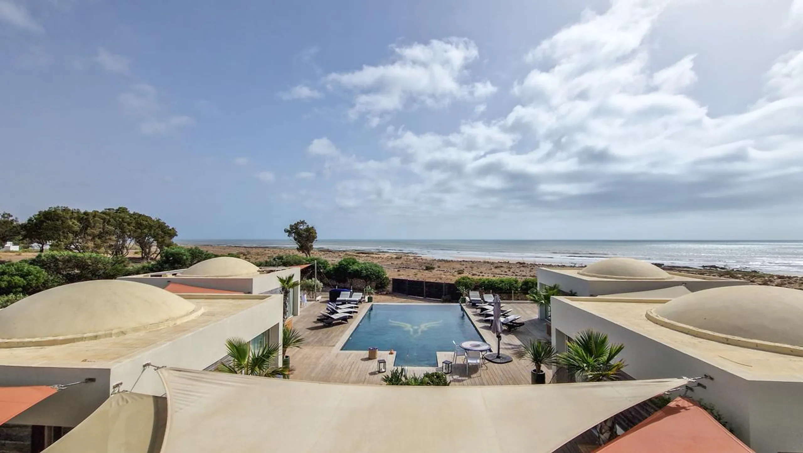 Deluxe Contemporary Villa with Private Pool and Sea Views — photograph 4