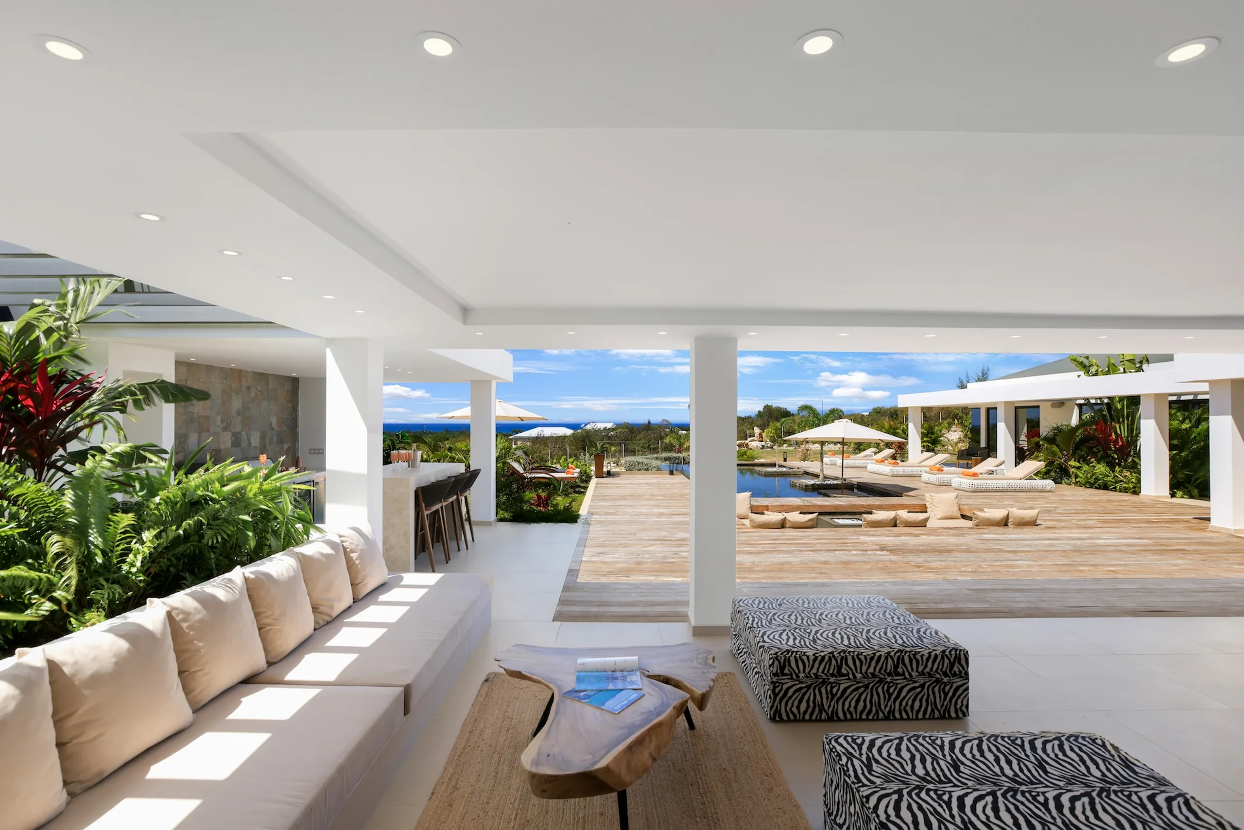 Stylish 5BR Terres Basses Villa with Heated Pool, Jacuzzi, & Panoramic Views — photograph 12