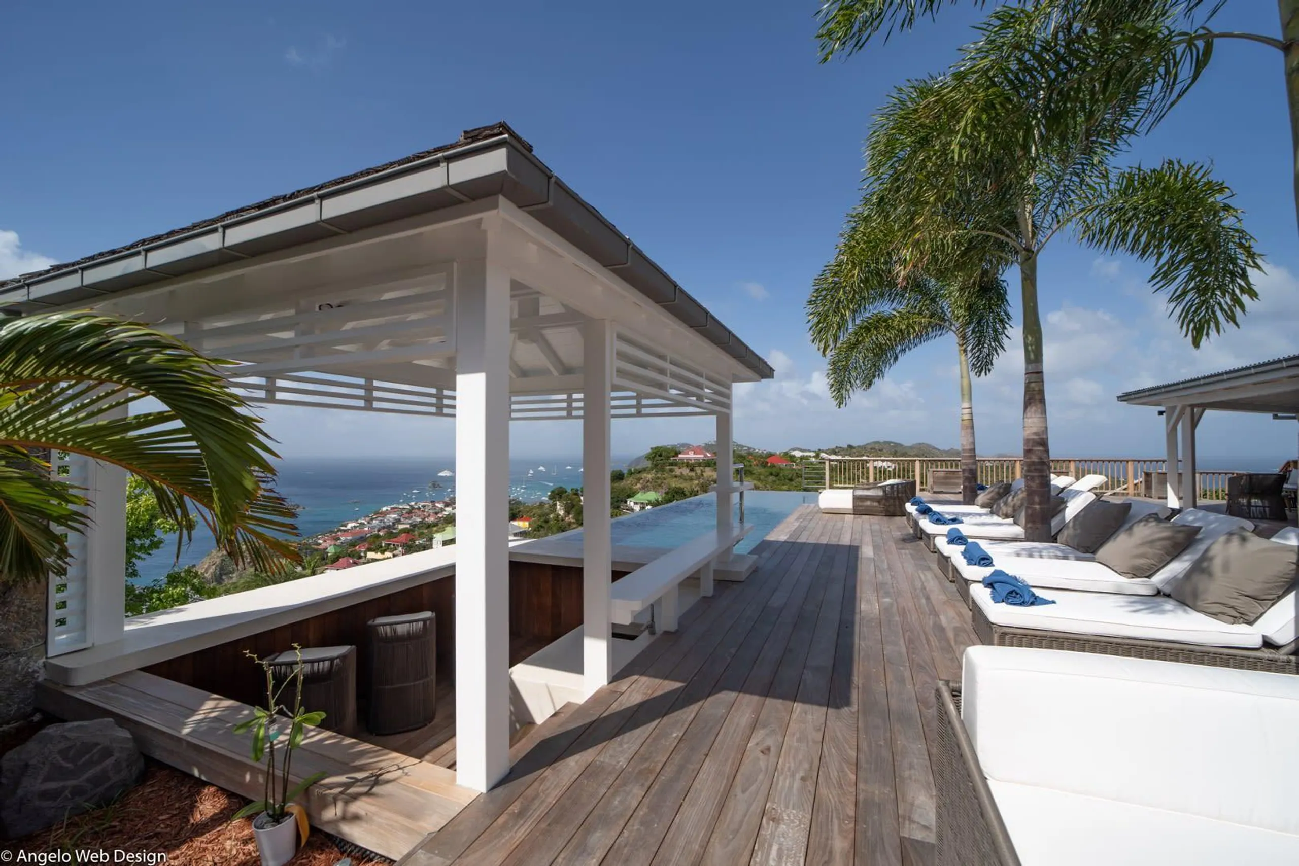 Chic Five-Bedroom Retreat with Infinity Pool, Jacuzzi, and Ocean Views — photograph 5