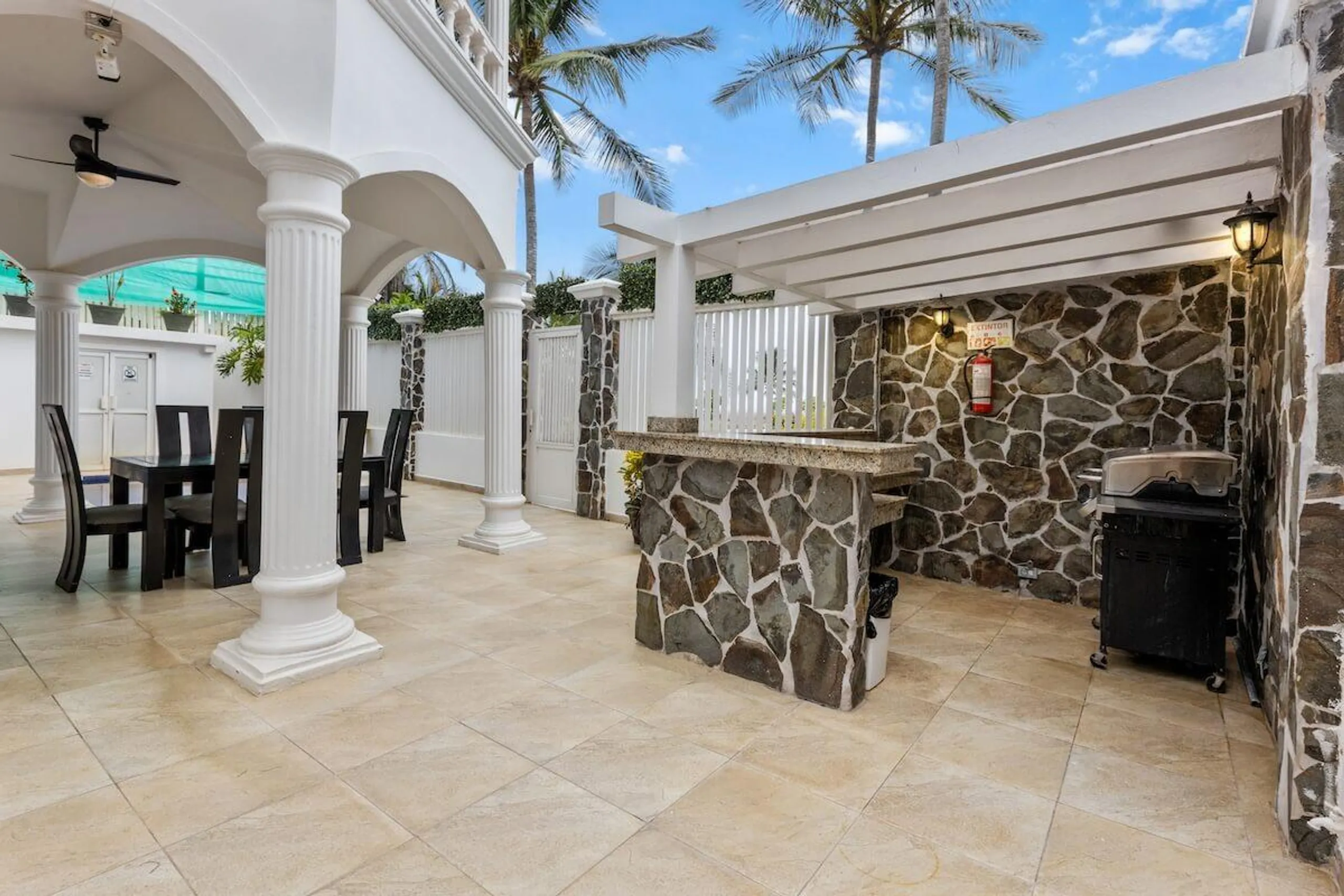 Deluxe Beachfront Nine Bedroom Villa with Private Pool and Ocean View — photograph 10