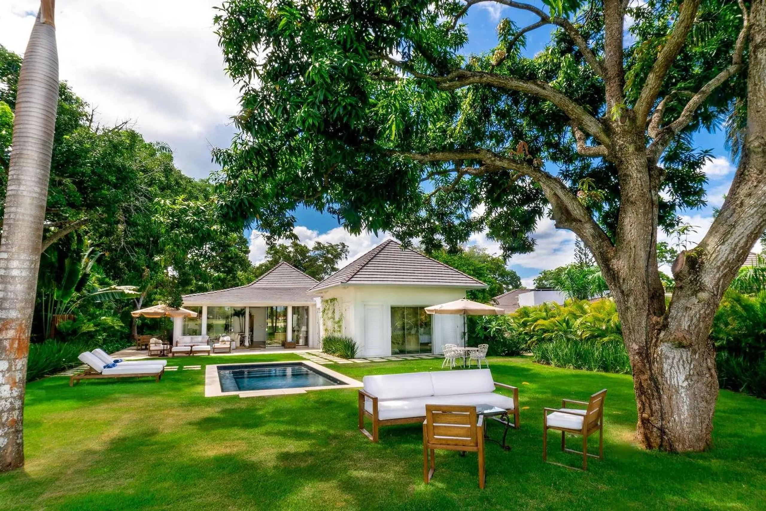 Casa de Campo's Stunning Villa with Heated Swimming Pool, Golf Course and Lake View — photograph 3