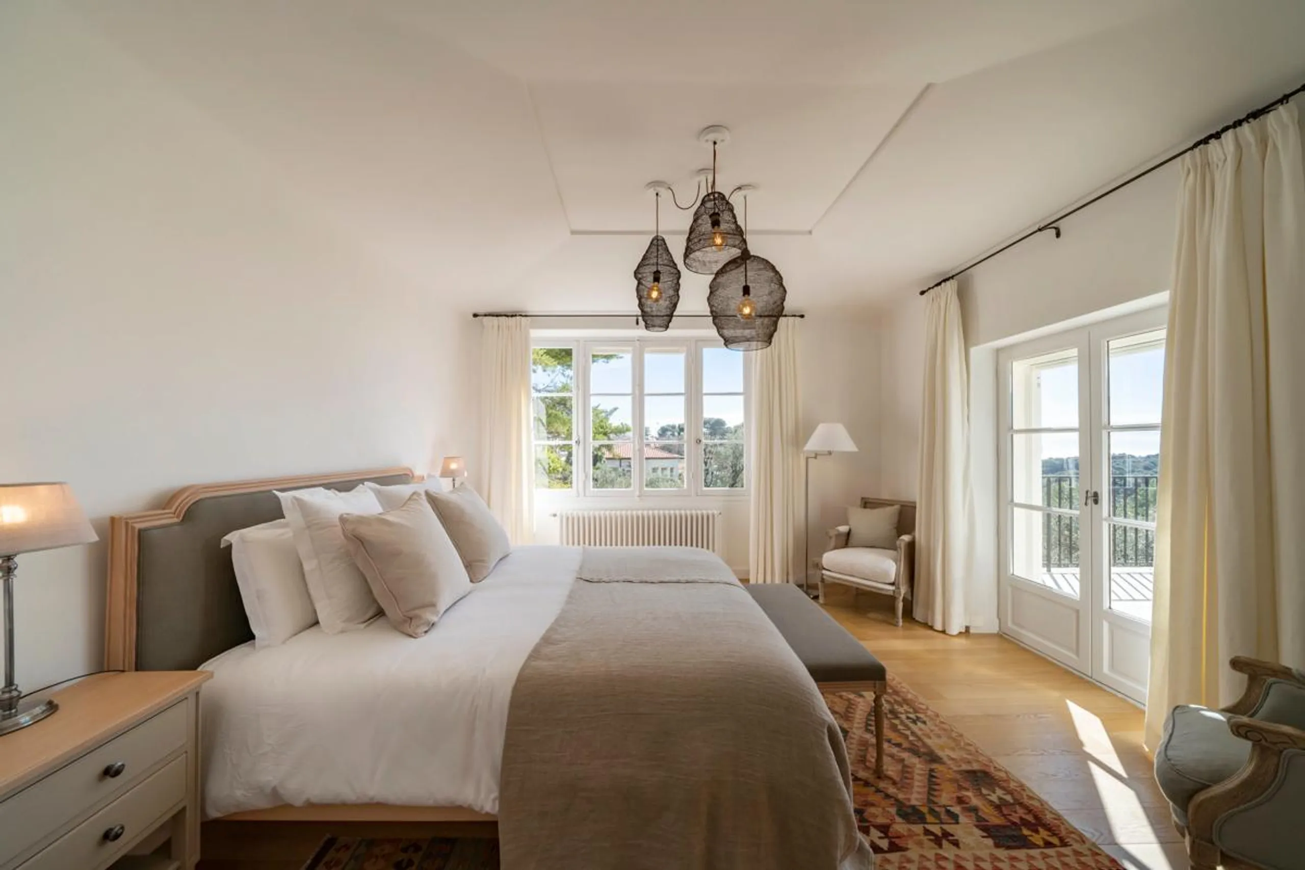 Magnificent Six Bedroom Villa with Unique Pool, Stunning Valley and Sea Views — photograph 7