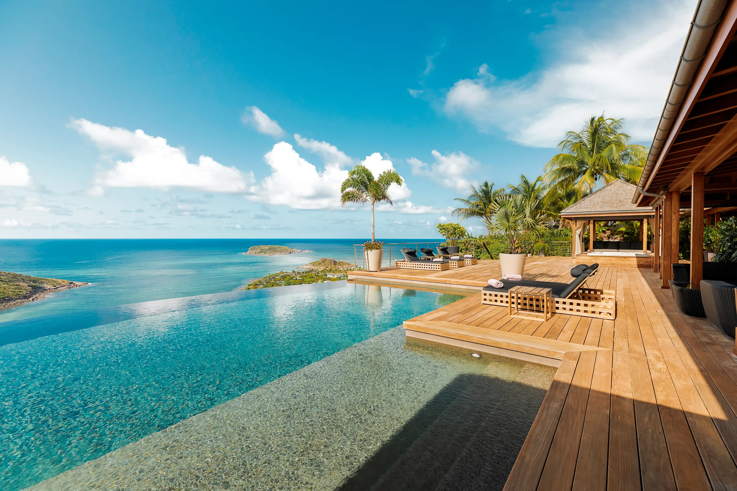 Opulent Marigot Bay Villa with Infinity Pool, Jacuzzi & Private Bungalows — photograph 3