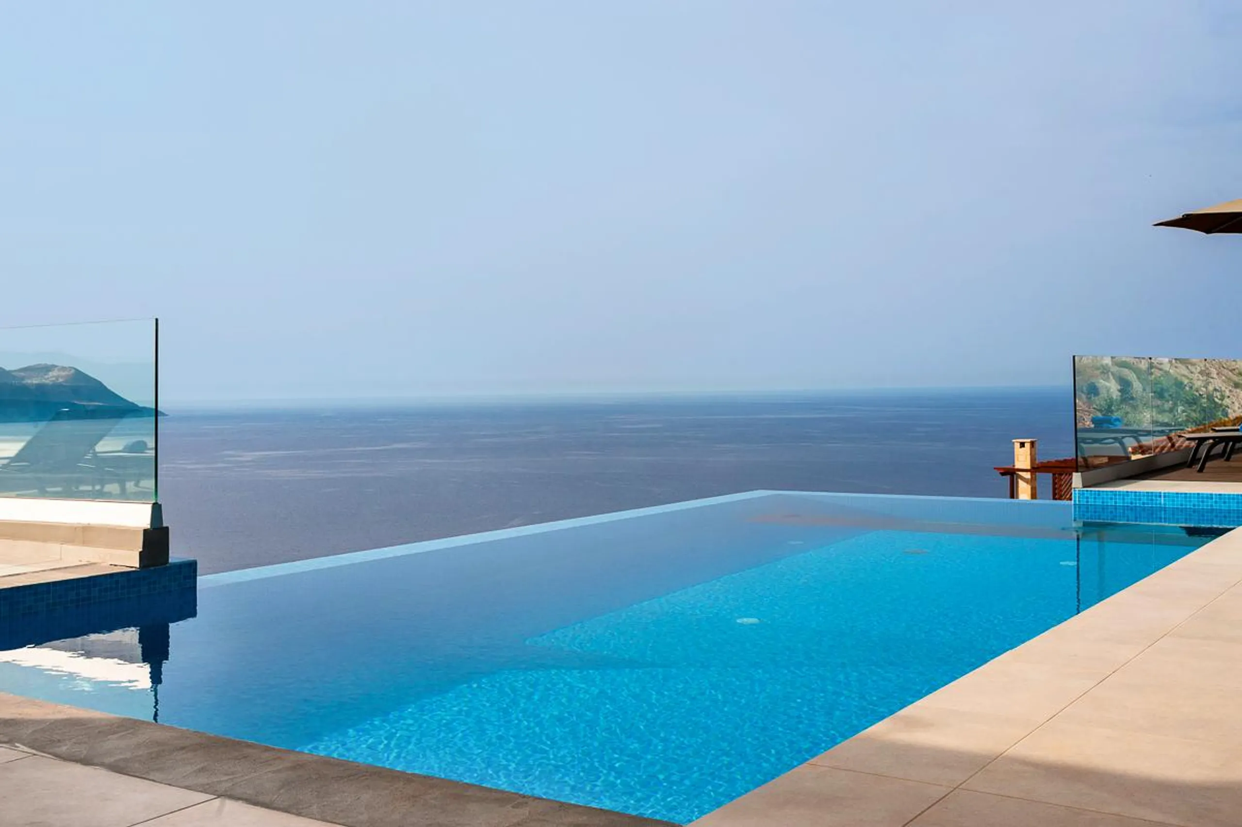 Extraordinary Cretian Villa with Infinity Pool and Bay Views — photograph 3