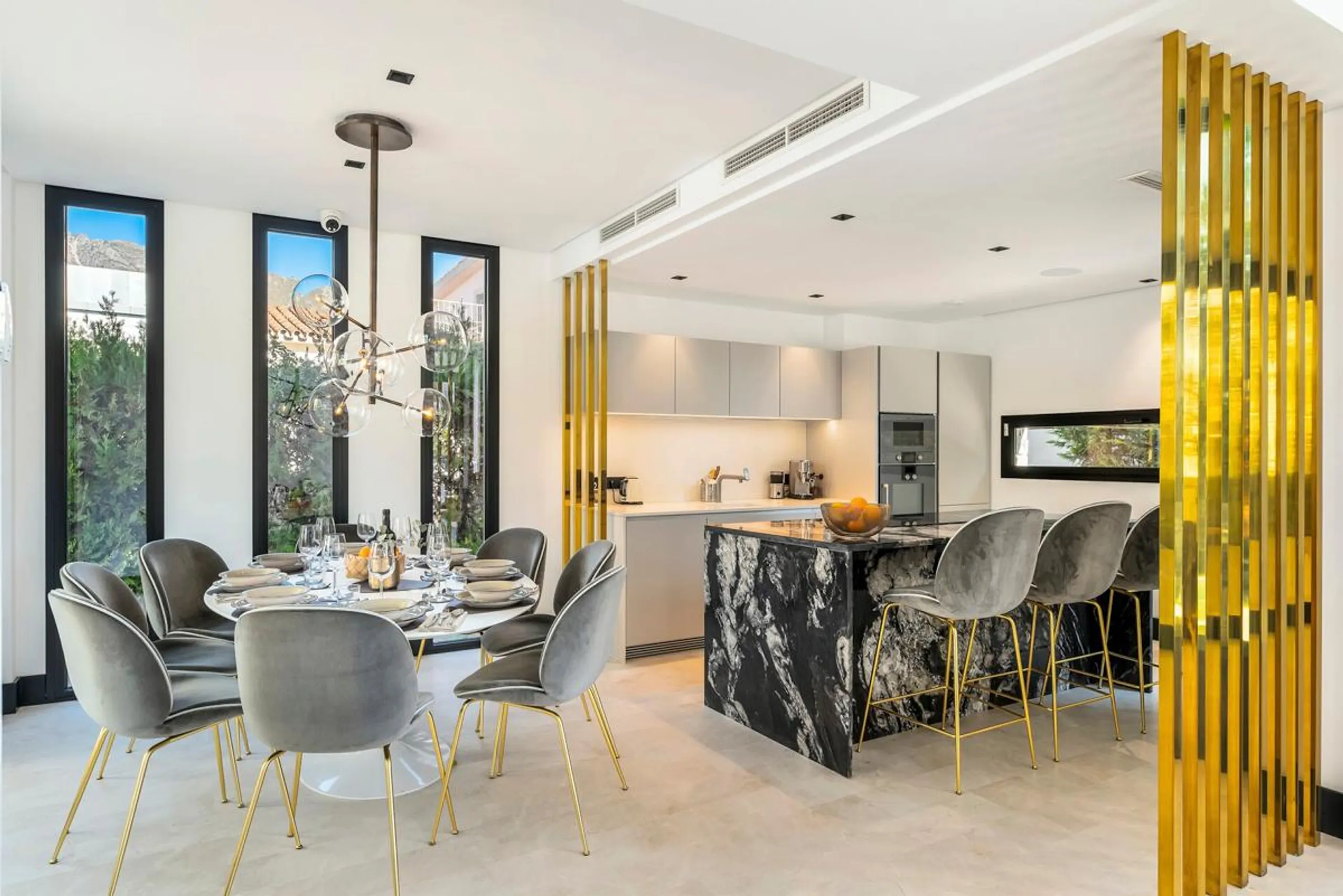 Opulent Modern Villa with Infinity Pool, Rooftop Terrace, and Stunning Views in Marbella — photograph 7