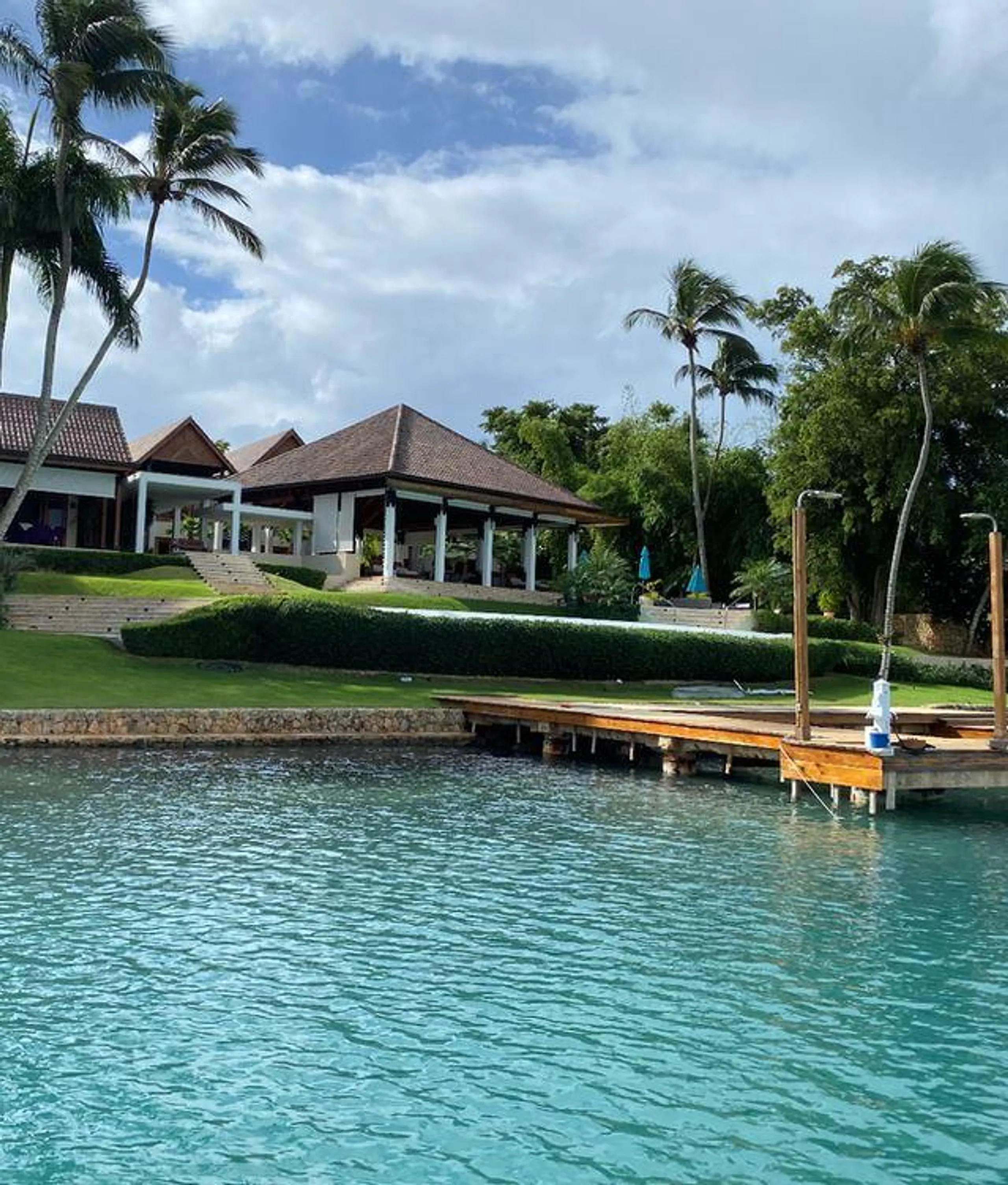 Serene Eight-Bedroom Villa with Infinity Pool and Minitas Bay Views — photograph 6