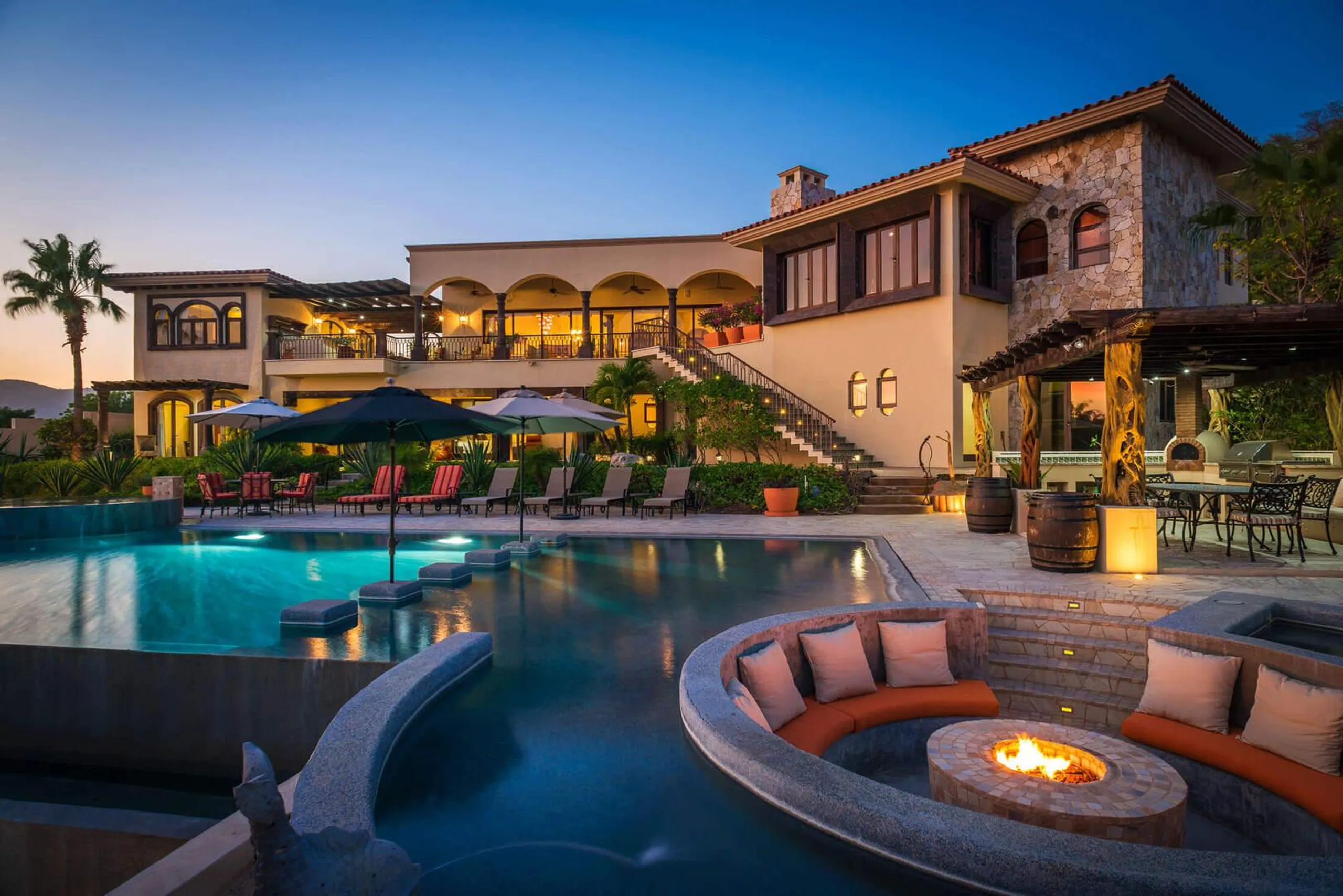 Exhilarating Hillside Villa with Infinity Pool and Panoramic City Views in Cabo San Lucas — photograph 11