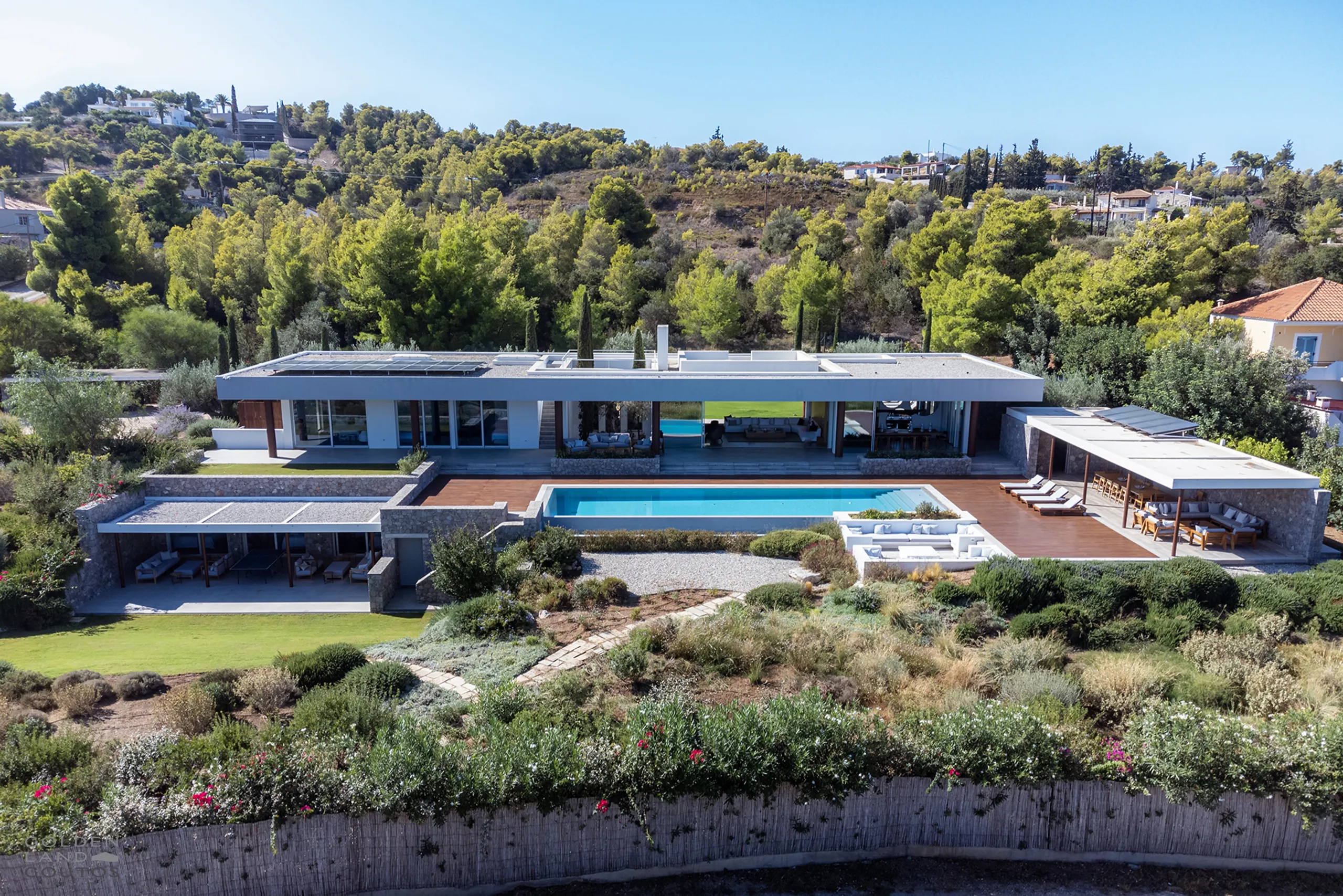 Sensational New-Built Villa with Infinity Pool, Unique Architectural Design and Exceptional Sea View — photograph 2
