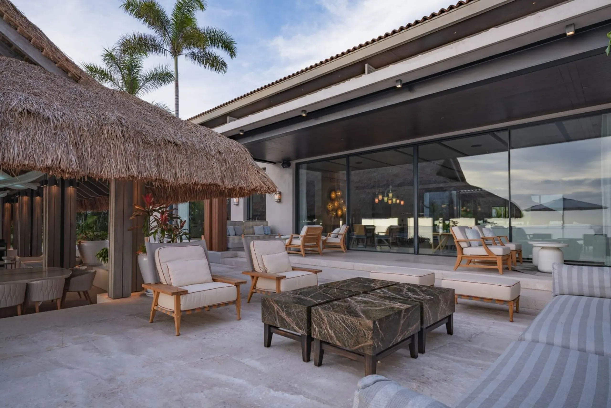Oceanfront Luxury Estate with Infinity Pool, Theater, Bowling Alley & Spa — photograph 10