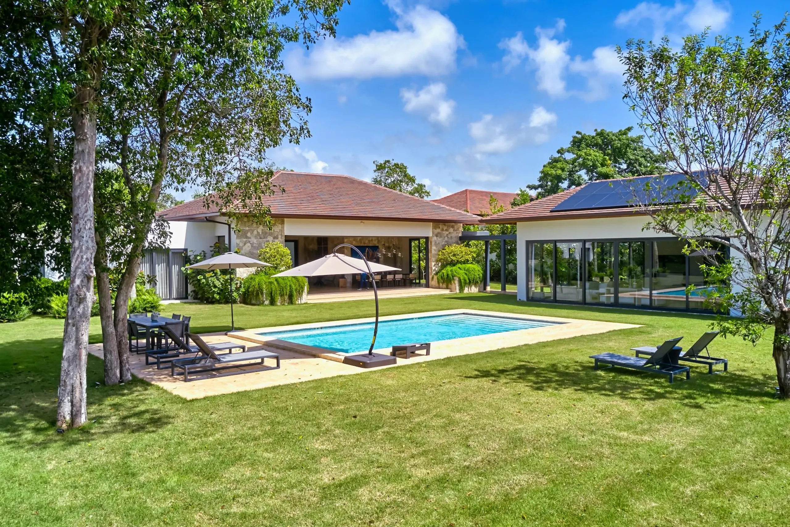 Refreshing Modern Villa with Private Pool and Golf Course Nearby, La Romana