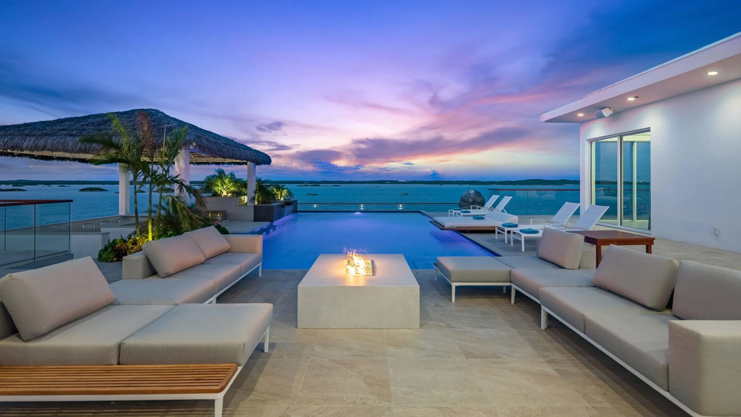 Contemporary Waterfront Villa with Poolside Terrace and Direct water Access — photograph 2