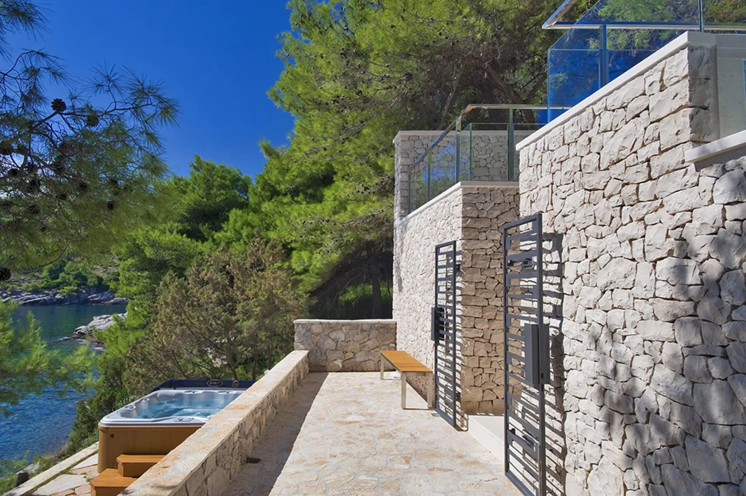 High End Waterfront Villa With Jacuzzi — photograph 4
