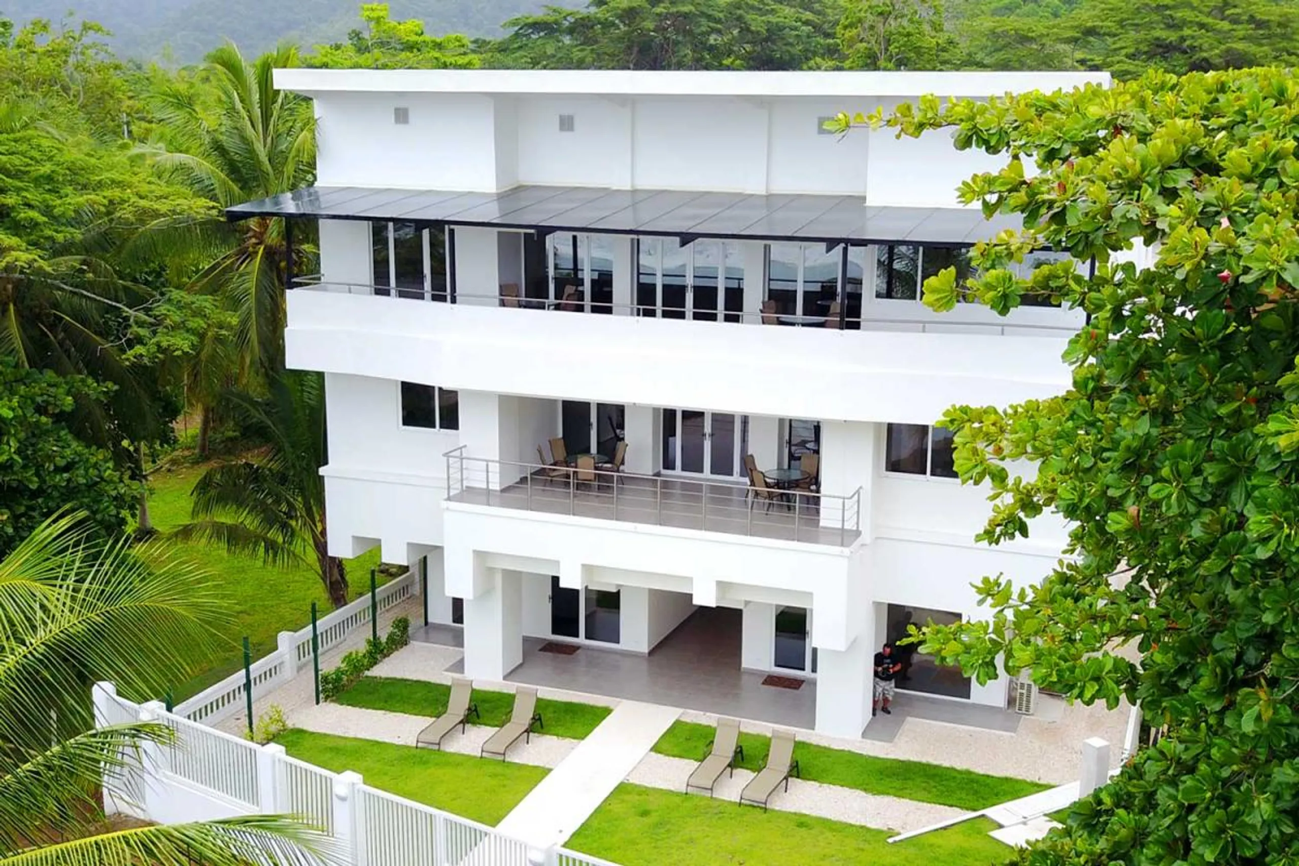 Lavish Beachfront Villa with Private Pool, Mountain and Sea Views in Jaco