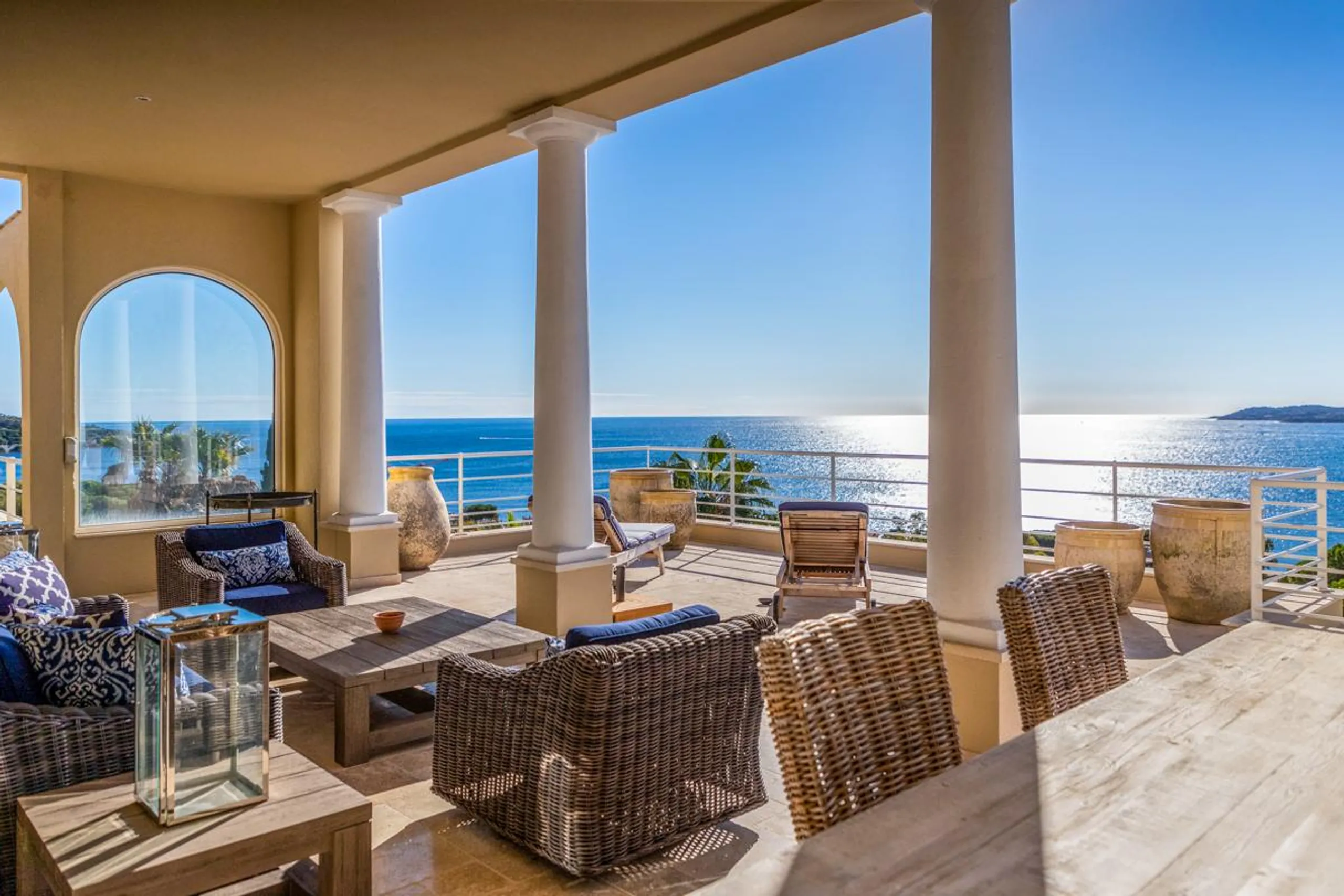 Elegantly Appointed 9-Bedroom Villa Expansive Gardens, Infinity Pool & Stunning Sea Views — photograph 5
