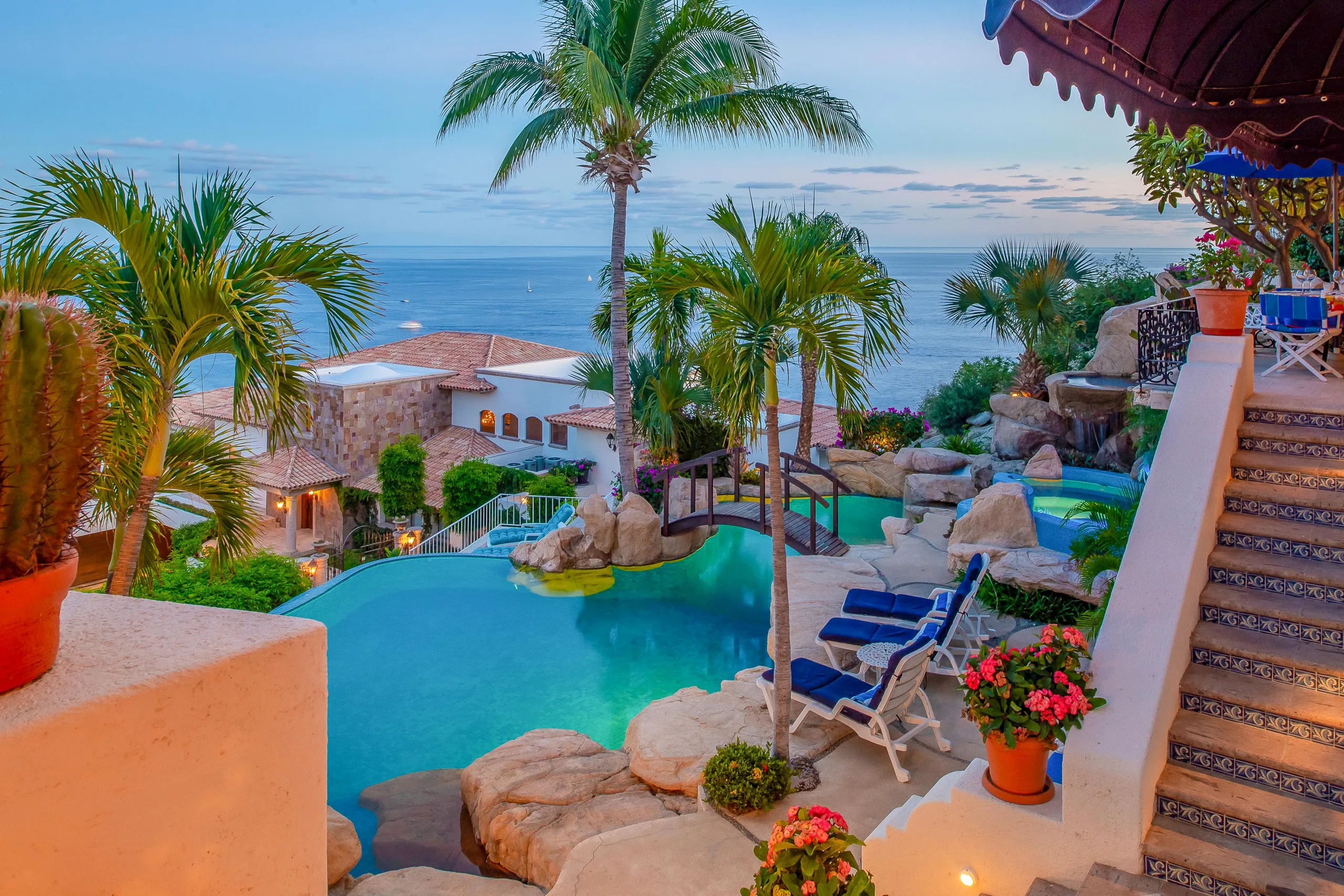Lush Tropical Luxury Pedregal Estate with Infinity Pool and Incredible Views — photograph 12