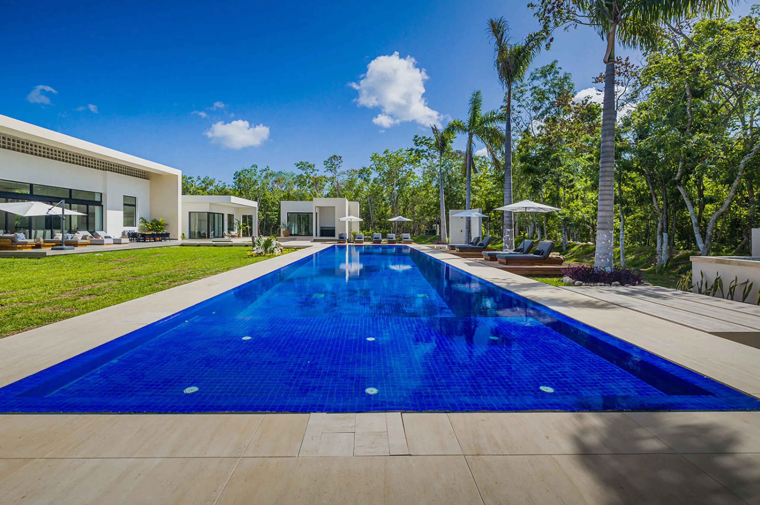 Grandiose Contemporary Architectural Villa with Pool and Jungle Views — photograph 7