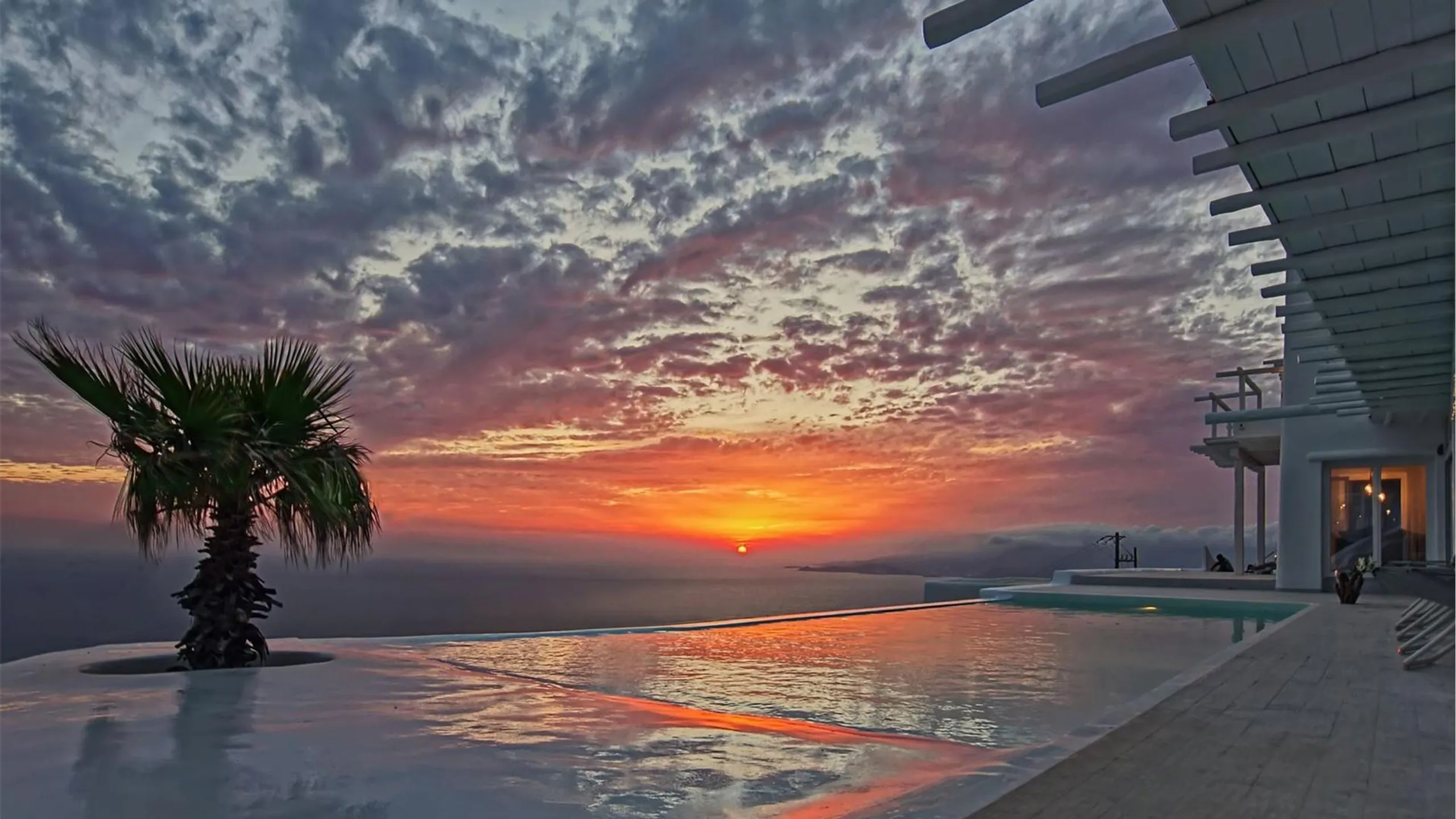 Luxurious Haven with Panoramic Views and Infinity Pool — photograph 2