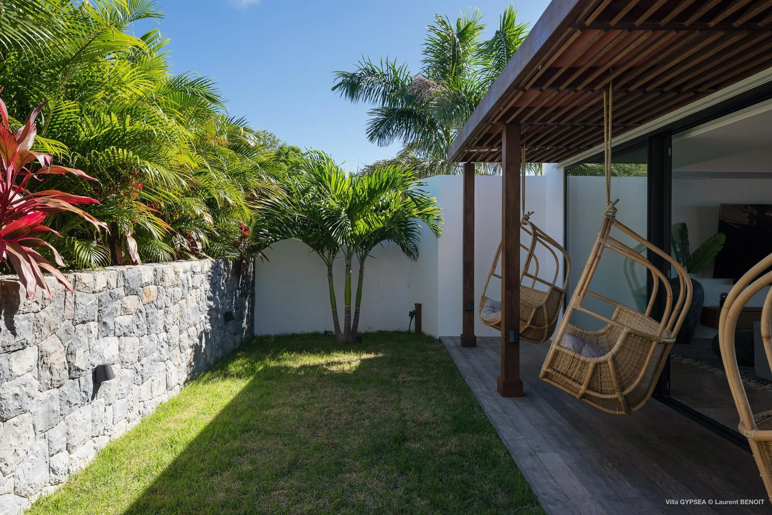 Sophisticated Seaview Estate with Infinity Pool and Sun Deck — photograph 5