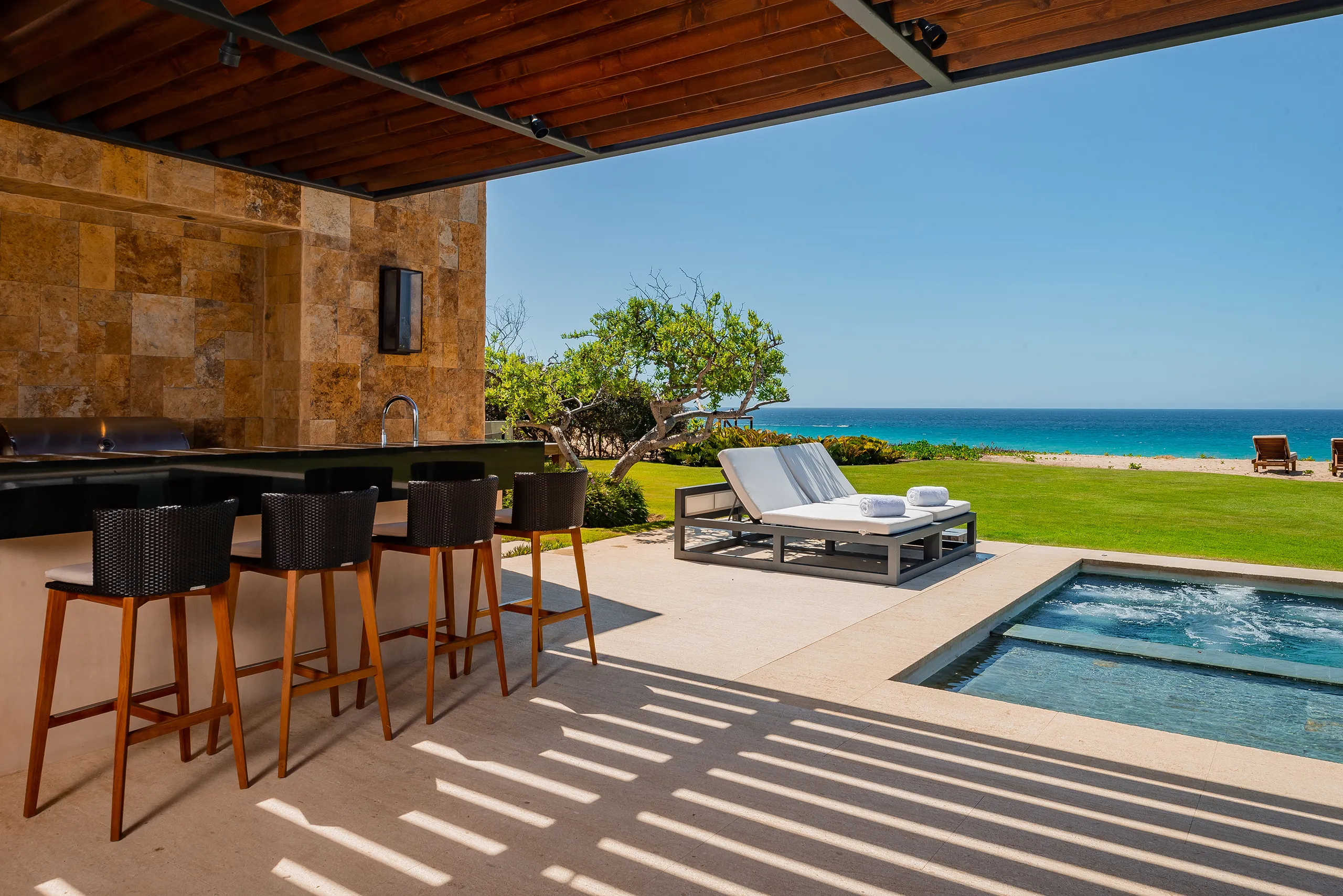 Modern Beachfront Architectural Estate with Infinity Pool and Stunning Ocean Views — photograph 10
