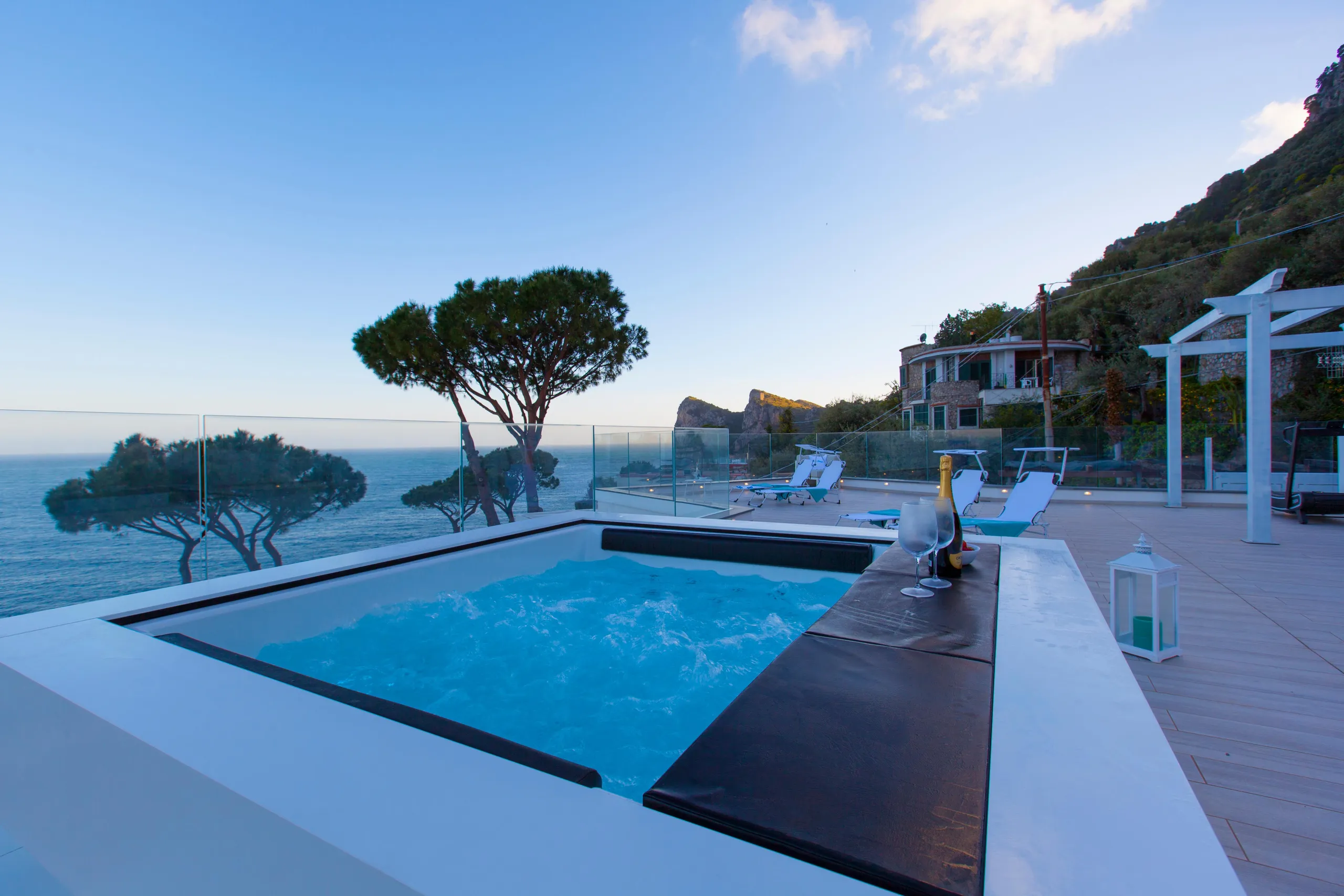 Palatial Villa with Private Pool and Overlooking Sea Views — photograph 2