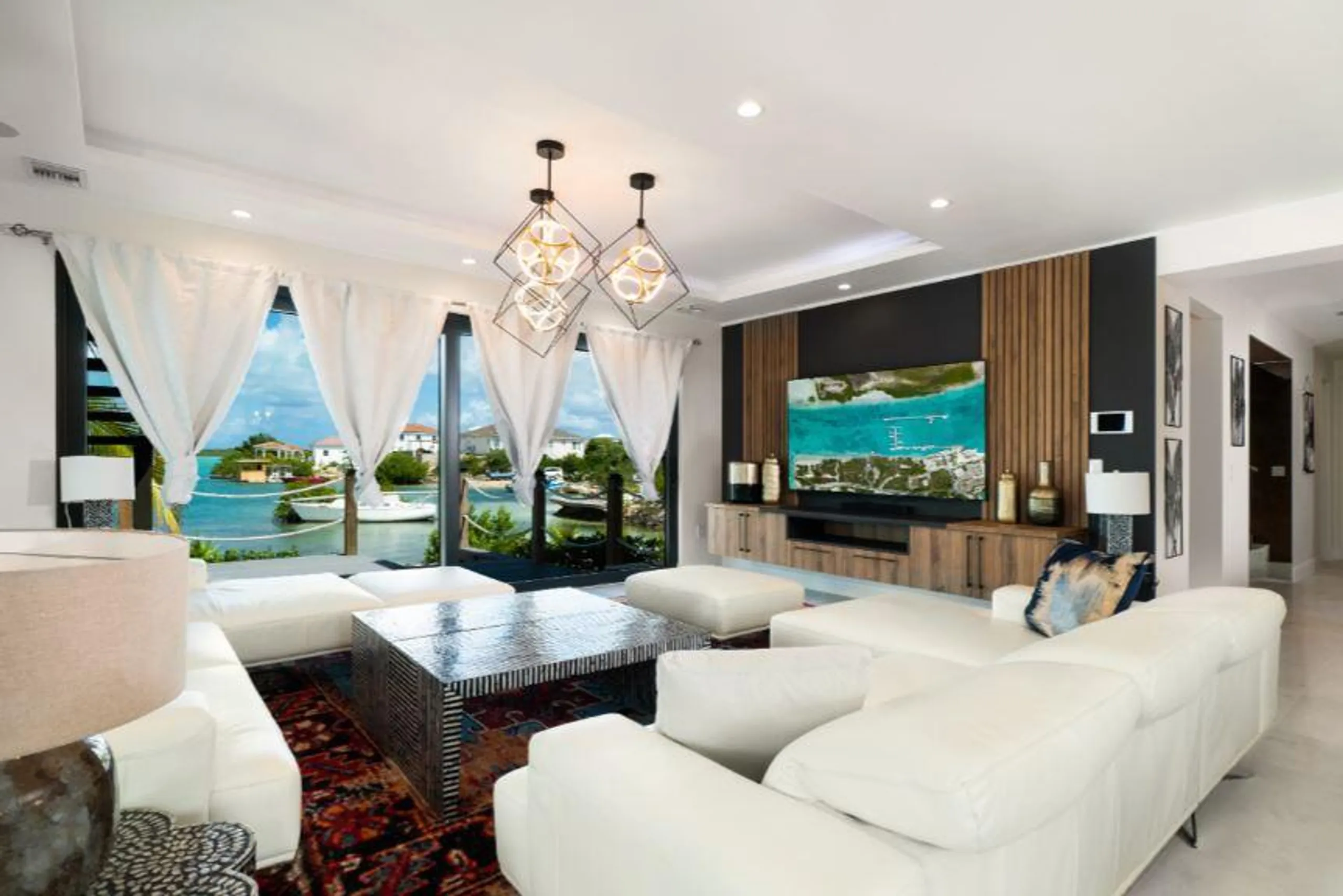 Chic Waterside Villa with Private Pool and Stunning Views — photograph 8