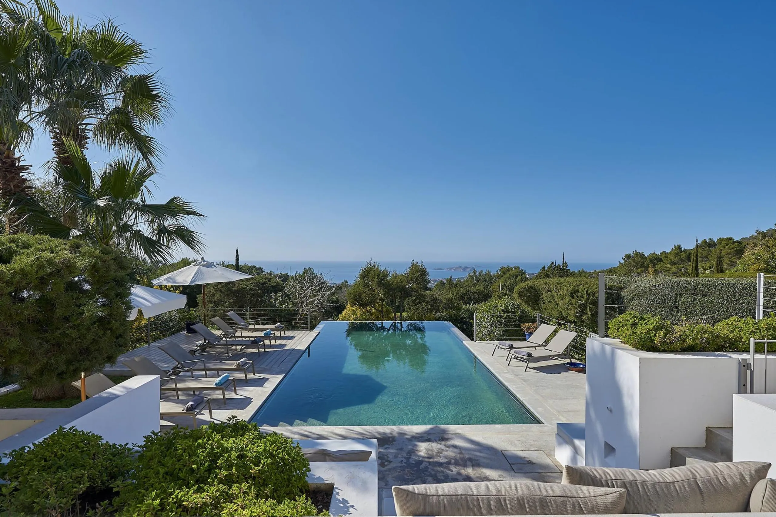 Stylish Ibiza Seaside Villa with Infinity Pool and Oceanview Dining — photograph 2