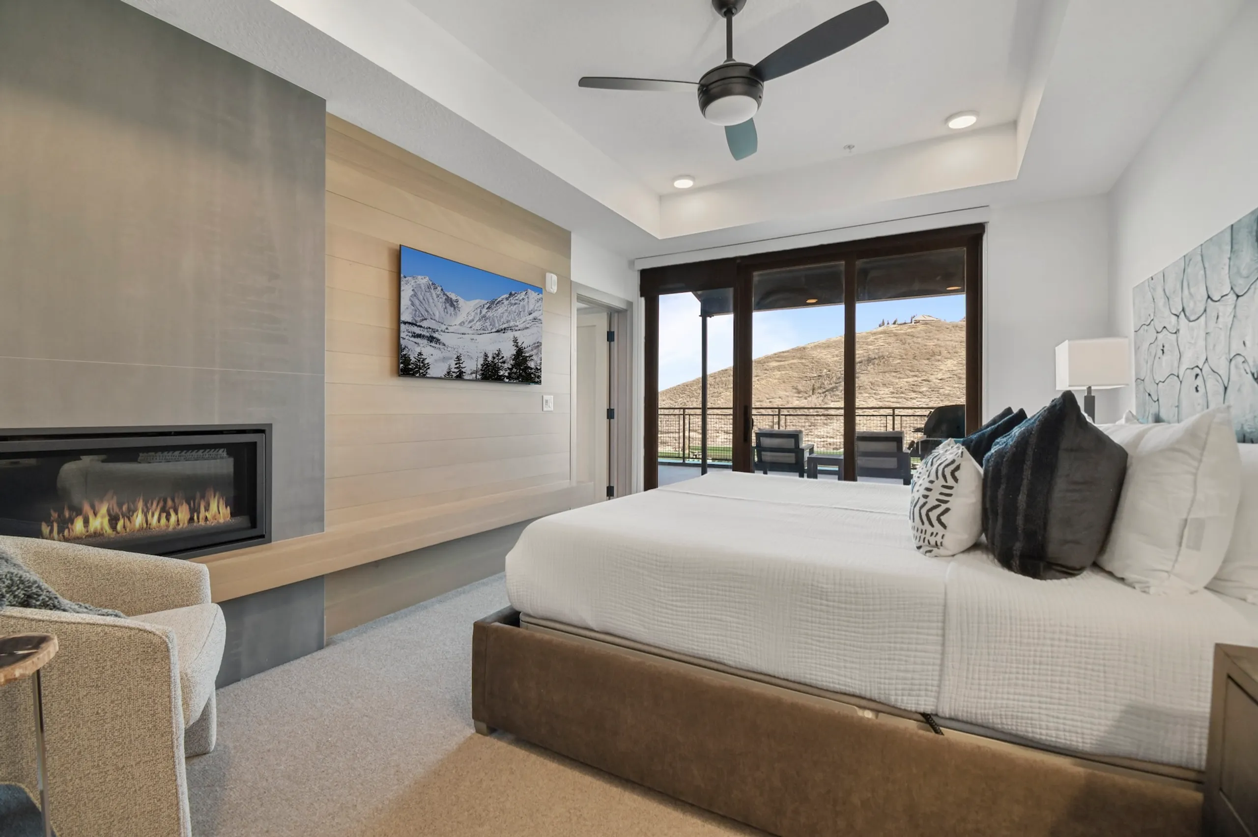 Elegant 3BR Mountainside Villa with Balcony, Firepit, Ski Access and Mountain Views — photograph 11