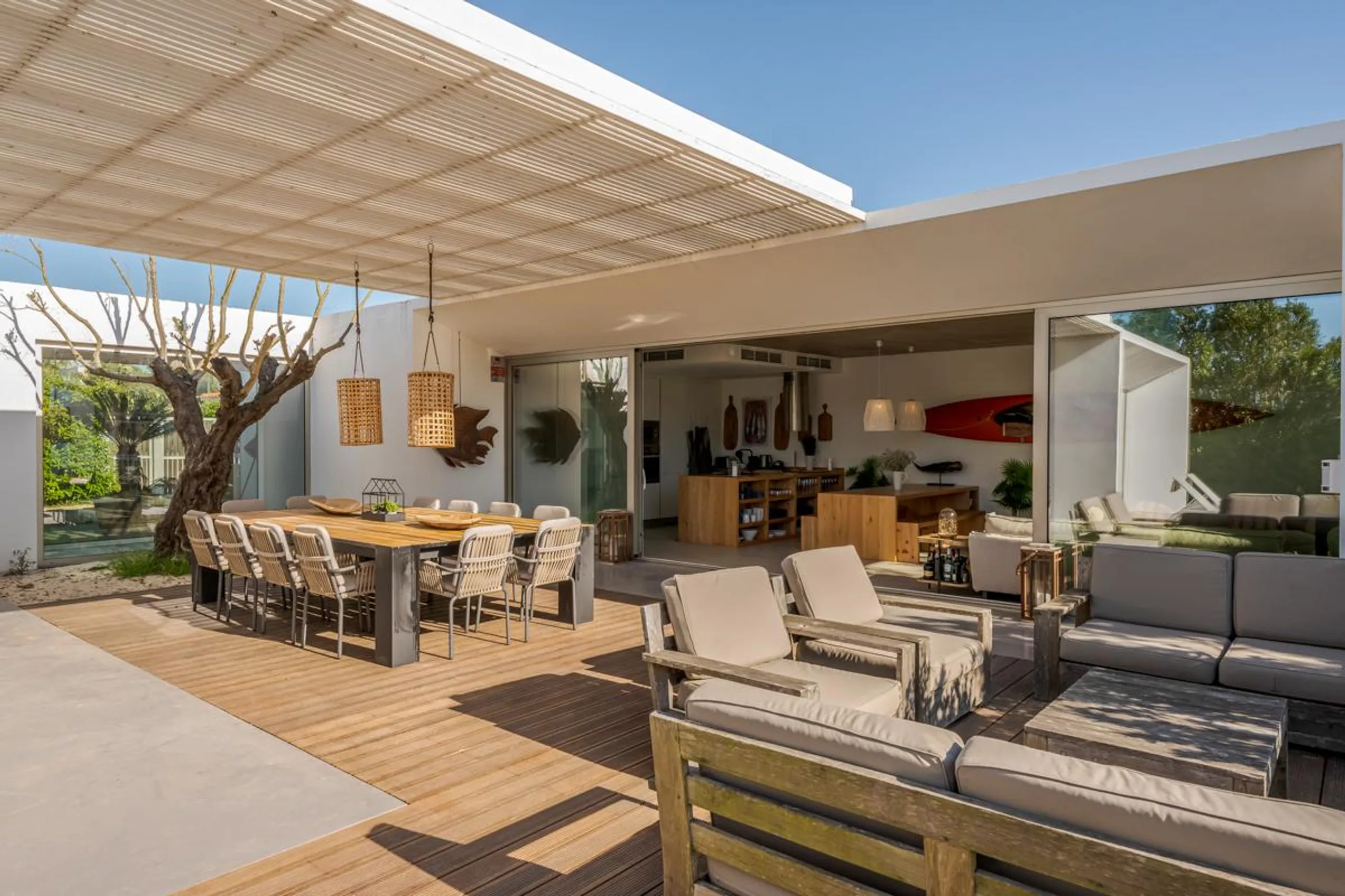 Captivating Modern Villa with Swimming Pool and Awe-Inspiring Views — photograph 5