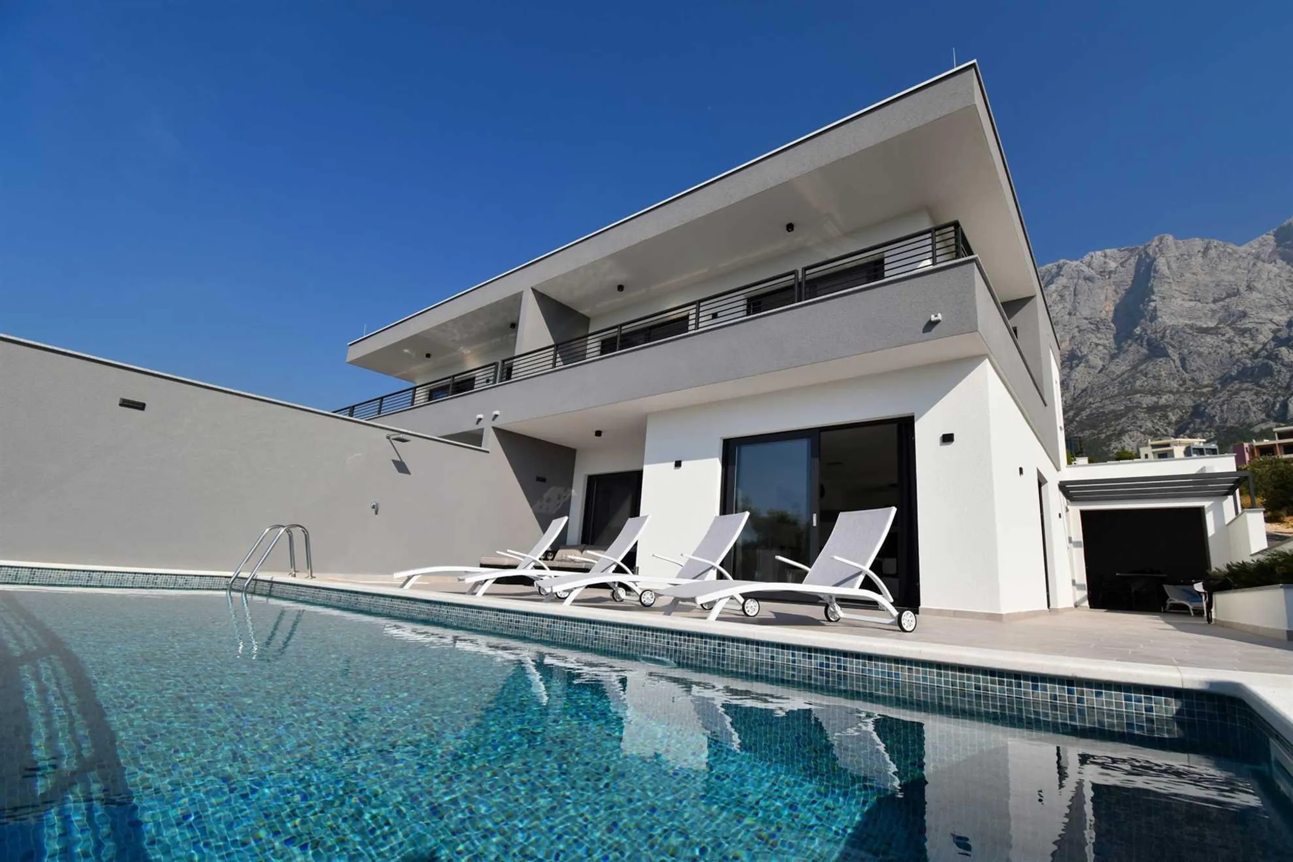 Tranquil Modern Villa with Heated Pool and Stunning Sea Views — photograph 3